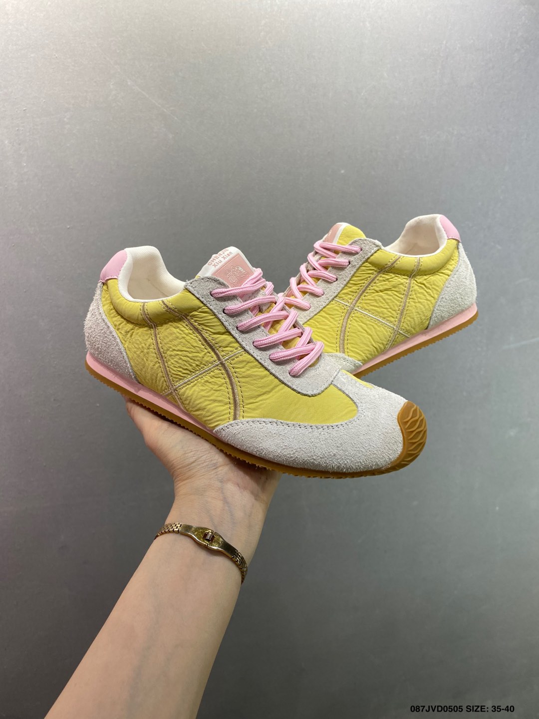 Gucci CC Women's Vintage-Inspired Trainer Sneakers - Comfortable & Stylish 9 i1746378594463 440 0 7