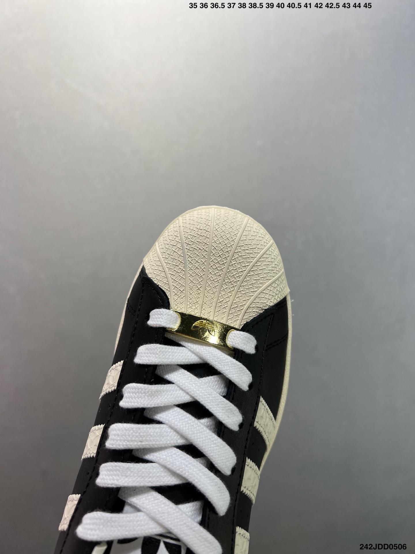 Adidas Originals Superstar: Retro-Cool, Low-Top Sneakers in Black and White 6 i1746466418404 655 0 4