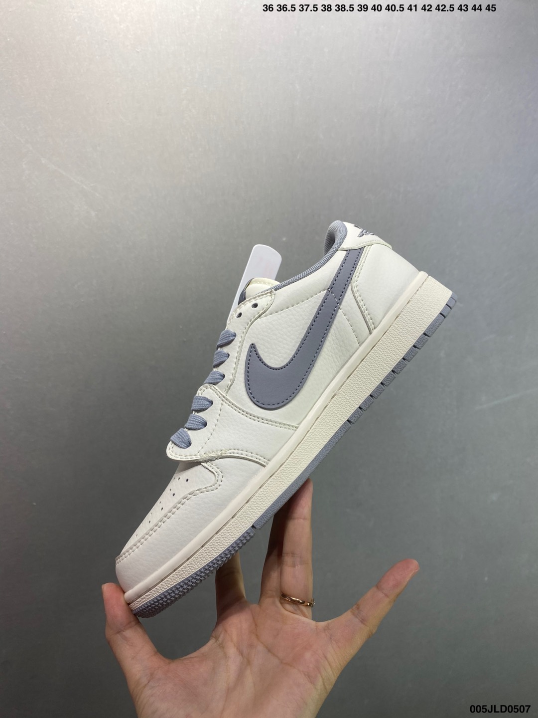 Supreme x Air Jordan 1 Low: A Fusion of Streetwear and Athletic Heritage 4 i1746550838831 4923 0 2