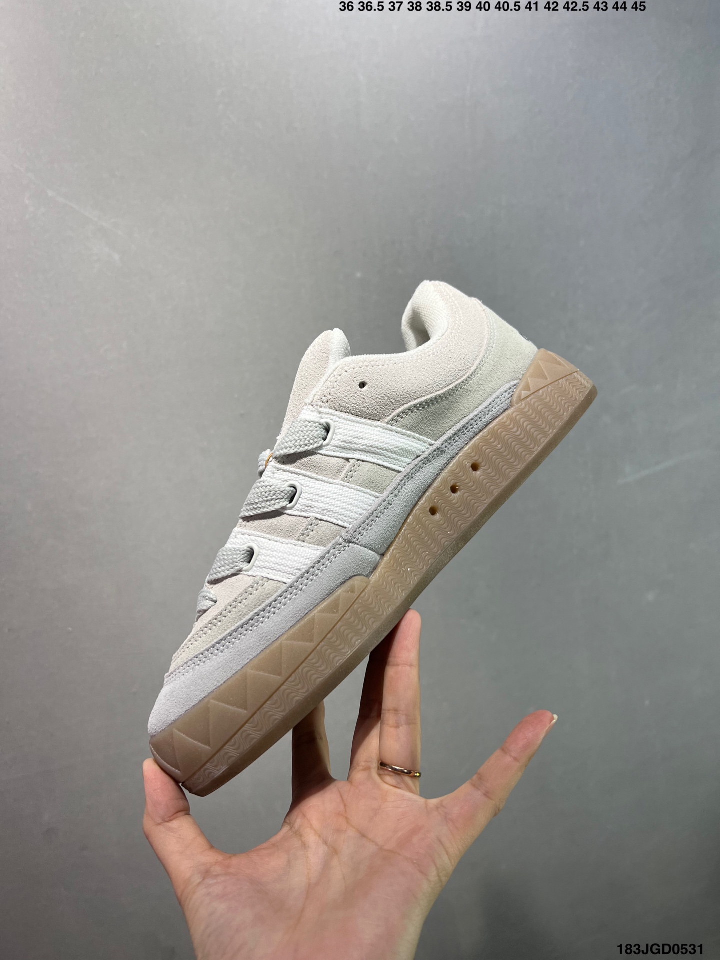 💰170
✅Human Made x Ad Adimatic IG6006 阿迪联名款鲨鱼面包休闲鞋
尺码：36 36.5 37 38 38.5 39 40 40.5 41 42 42.5 43 44 45
ID:183JGD0531