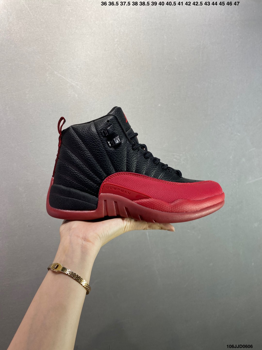 Air Jordan 12 Retro "Flu Game" 高帮 复刻病倒黑红 AJ12 乔丹12代 aj12 乔12 高邦 复刻黑红 流感之战 乔丹篮球鞋系列 作为十二代鞋型最为经典的配色之一,黑红装扮,以及大家津津乐道的"流感之战",都为这双球鞋添色不少;忠于元年很大的一点原因应该就是MJ的经典故事了,可以说每一双鞋只要MJ亲自在赛场上穿着过的,或多或少都会有许多故事.鞋身整体采用黑色皮革打造搭配红色框架覆盖层,鞋头黑色的Jumpman Logo点缀,在黑红主调下格外抢眼;鞋舌饰有校园红色调Jumpman Logo以及TW3字样,与鞋侧鞋带黑扣相呼应,经典的Jumpmann Logo采用红色刺绣方式呈现,细节方面非常用心;鞋身中部辅以红色挡泥板,后跟鞋提黑色Jumpman Logo和红色刺绣Jordan字样搭配标志性黑色23字样,彰显鞋款身份;辅以Air Zoomb气垫和大面积碳板,提供了出色的缓震效果和稳定性,重现Michael Jordan在赛场上的辉煌. 货号:CT8013-002