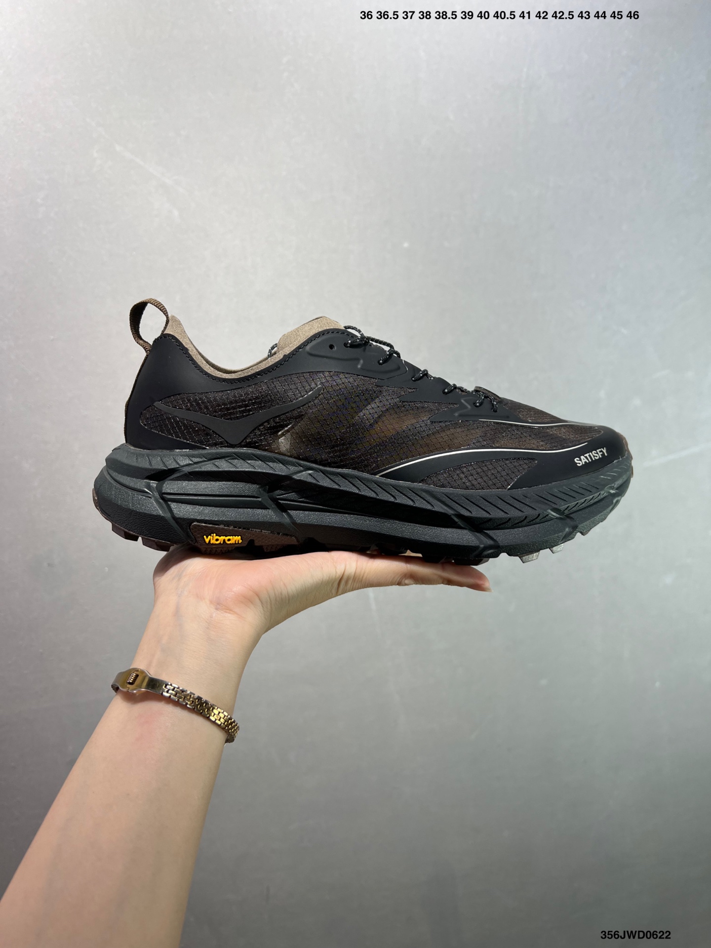 💰160
公司级✅Satisfy x Hoka One One Mafate Speed 4 
玛法特低帮轻量户外运动鞋 实拍上架
#同源原厂尼龙半透明鞋面
#原装轻量化材料Fresh Foam超轻量中底
#全部用料过3C认证
#滚动平衡科技减少33%能量消耗
货号：1157050-COFF
Size：36 36.5 37.5 38 38.5 39 40 40.5 41 42 42.5 43 44 45
编码：356JWD0622