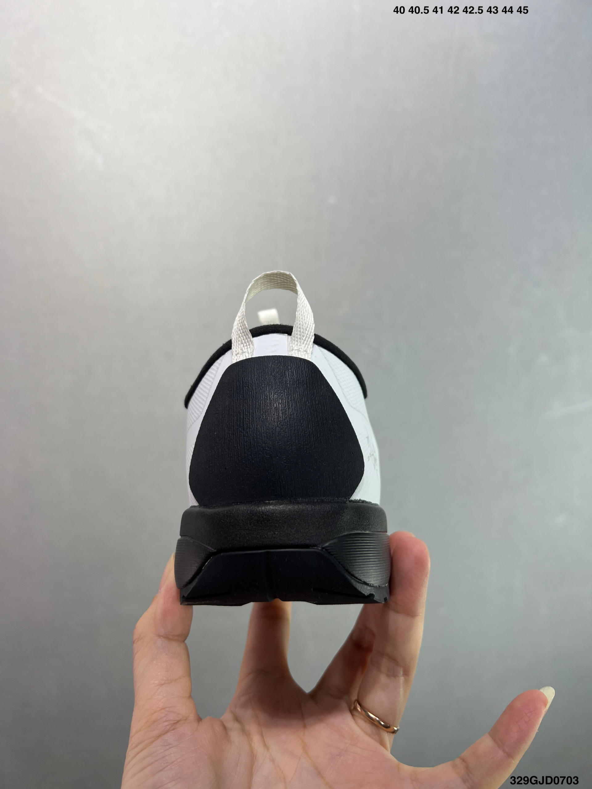 公司级✅真标升级原楦原纸版开发版型#采用同源一致一体成型热熔鞋面材质(带防泼水功能 )#搭载85%压缩EVA缓震中底技术#独立开模vibram黄金耐磨锯齿外底❗️加拿大户外服饰品牌/始祖鸟·Arc‘teryx Konseal LT 未来之壳系列低帮轻量化透气越野徒步户外运动跑鞋“米白烟熏棕”L077216003-056244 尺码:如图 编码:329GJD0703 又到了登山的季节!对于爱好户外运动的人来说,一双好的登山鞋是很重要的装备之一.而ARC’TERYX始祖鸟 KONSEAL LT 轻量男子登山鞋则是这个领域中的佼佼者之一.它采用了先进的科技和材料,为你提供舒适、耐