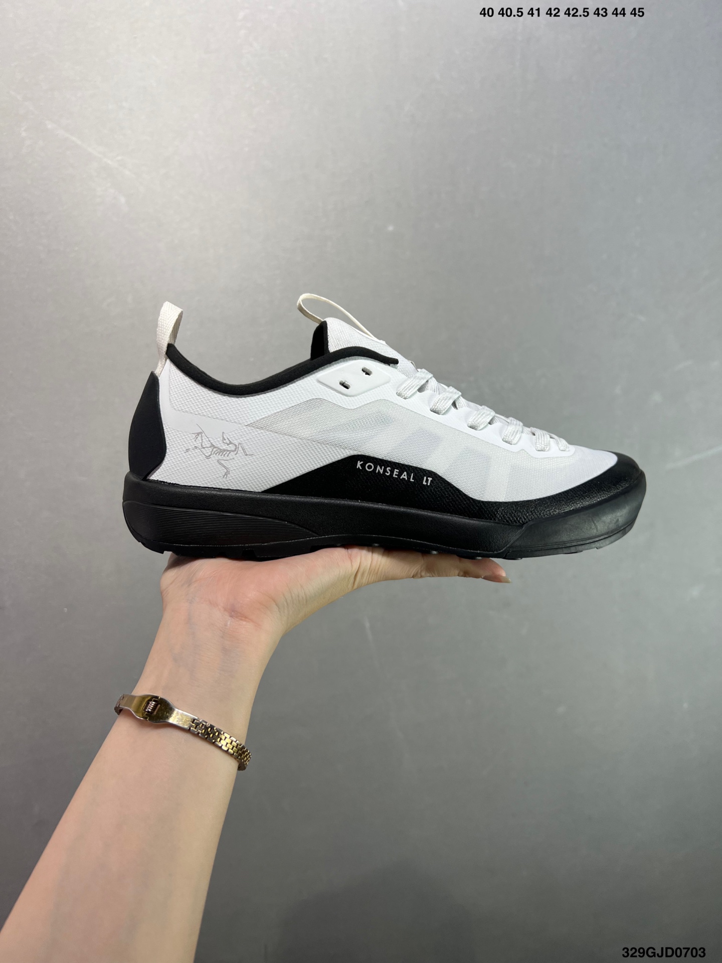 💰210 公司级✅真标升级原楦原纸版开发版型#采用同源一致一体成型热熔鞋面材质(带防泼水功能!!)#搭载85%压缩EVA缓震中底技术#独立开模vibram黄金耐磨锯齿外底❗️加拿大户外服饰品牌/始祖鸟·Arc‘teryx Konseal LT 未来之壳系列低帮轻量化透气越野徒步户外运动跑鞋“米白烟熏棕”L077216003-056244 尺码：如图 编码：329GJD0703 又到了登山的季节！对于爱好户外运动的人来说，一双好的登山鞋是很重要的装备之一。而ARC’TERYX始祖鸟 KONSEAL LT 轻量男子登山鞋则是这个领域中的佼佼者之一。它采用了先进的科技和材料，为你提供舒适、耐