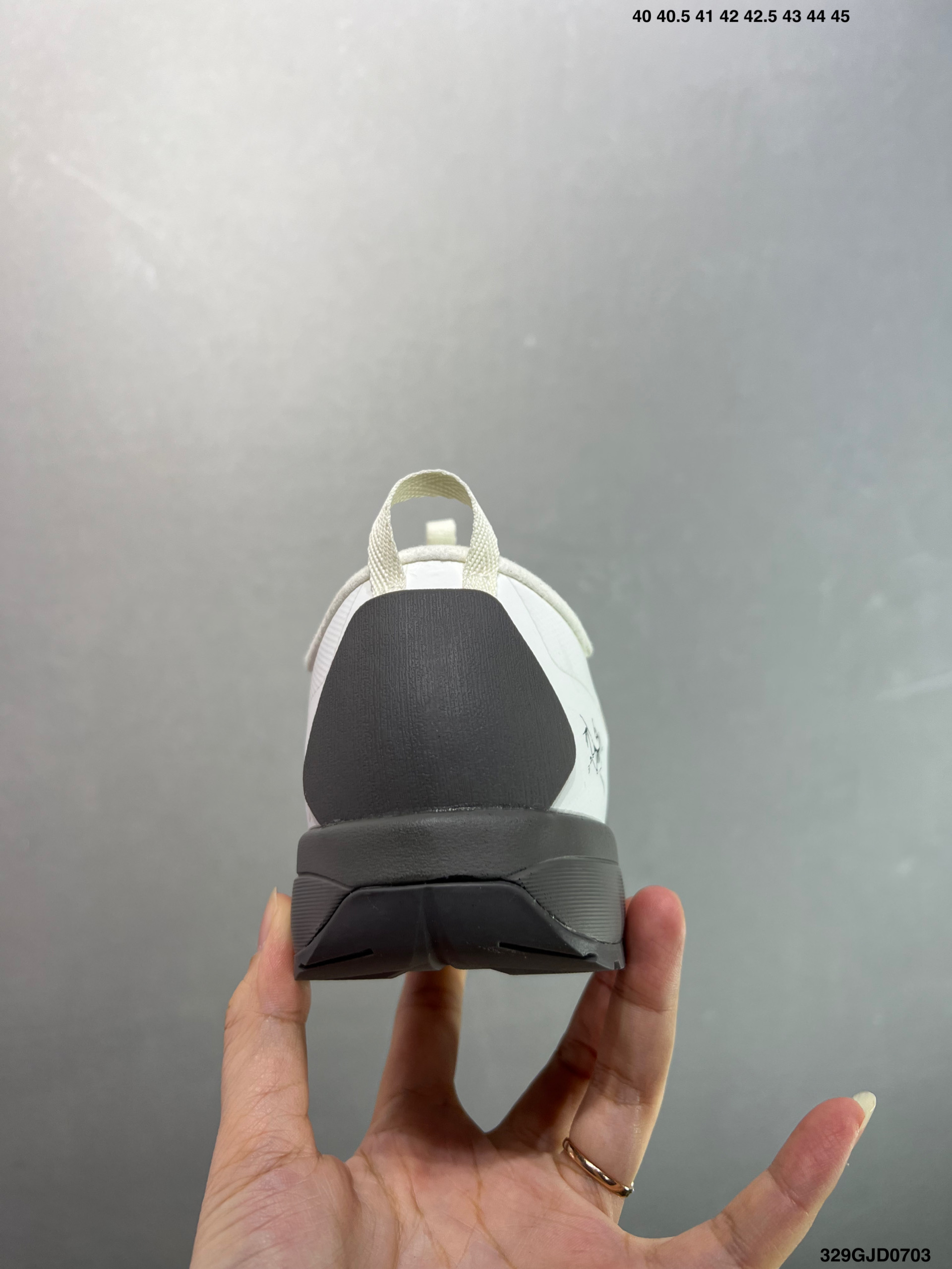 💰210 公司级✅真标升级原楦原纸版开发版型#采用同源一致一体成型热熔鞋面材质(带防泼水功能!!)#搭载85%压缩EVA缓震中底技术#独立开模vibram黄金耐磨锯齿外底❗️加拿大户外服饰品牌/始祖鸟·Arc‘teryx Konseal LT 未来之壳系列低帮轻量化透气越野徒步户外运动跑鞋“米白烟熏棕”L077216003-056244 尺码：如图 编码：329GJD0703 又到了登山的季节！对于爱好户外运动的人来说，一双好的登山鞋是很重要的装备之一。而ARC’TERYX始祖鸟 KONSEAL LT 轻量男子登山鞋则是这个领域中的佼佼者之一。它采用了先进的科技和材料，为你提供舒适、耐