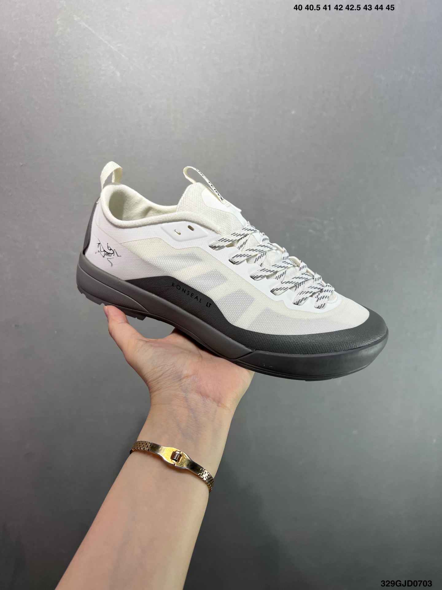 💰210 公司级✅真标升级原楦原纸版开发版型#采用同源一致一体成型热熔鞋面材质(带防泼水功能!!)#搭载85%压缩EVA缓震中底技术#独立开模vibram黄金耐磨锯齿外底❗️加拿大户外服饰品牌/始祖鸟·Arc‘teryx Konseal LT 未来之壳系列低帮轻量化透气越野徒步户外运动跑鞋“米白烟熏棕”L077216003-056244 尺码：如图 编码：329GJD0703 又到了登山的季节！对于爱好户外运动的人来说，一双好的登山鞋是很重要的装备之一。而ARC’TERYX始祖鸟 KONSEAL LT 轻量男子登山鞋则是这个领域中的佼佼者之一。它采用了先进的科技和材料，为你提供舒适、耐