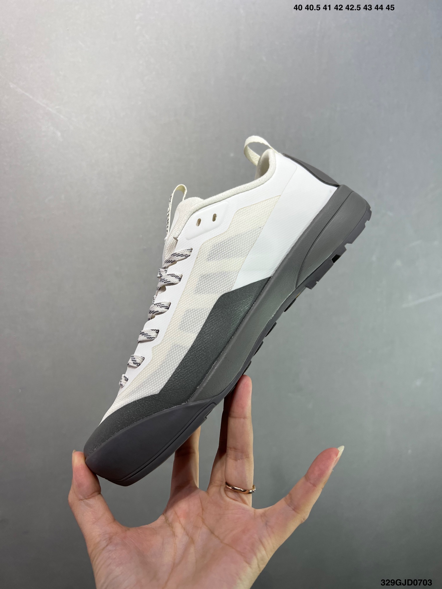 💰210 公司级✅真标升级原楦原纸版开发版型#采用同源一致一体成型热熔鞋面材质(带防泼水功能!!)#搭载85%压缩EVA缓震中底技术#独立开模vibram黄金耐磨锯齿外底❗️加拿大户外服饰品牌/始祖鸟·Arc‘teryx Konseal LT 未来之壳系列低帮轻量化透气越野徒步户外运动跑鞋“米白烟熏棕”L077216003-056244 尺码：如图 编码：329GJD0703 又到了登山的季节！对于爱好户外运动的人来说，一双好的登山鞋是很重要的装备之一。而ARC’TERYX始祖鸟 KONSEAL LT 轻量男子登山鞋则是这个领域中的佼佼者之一。它采用了先进的科技和材料，为你提供舒适、耐