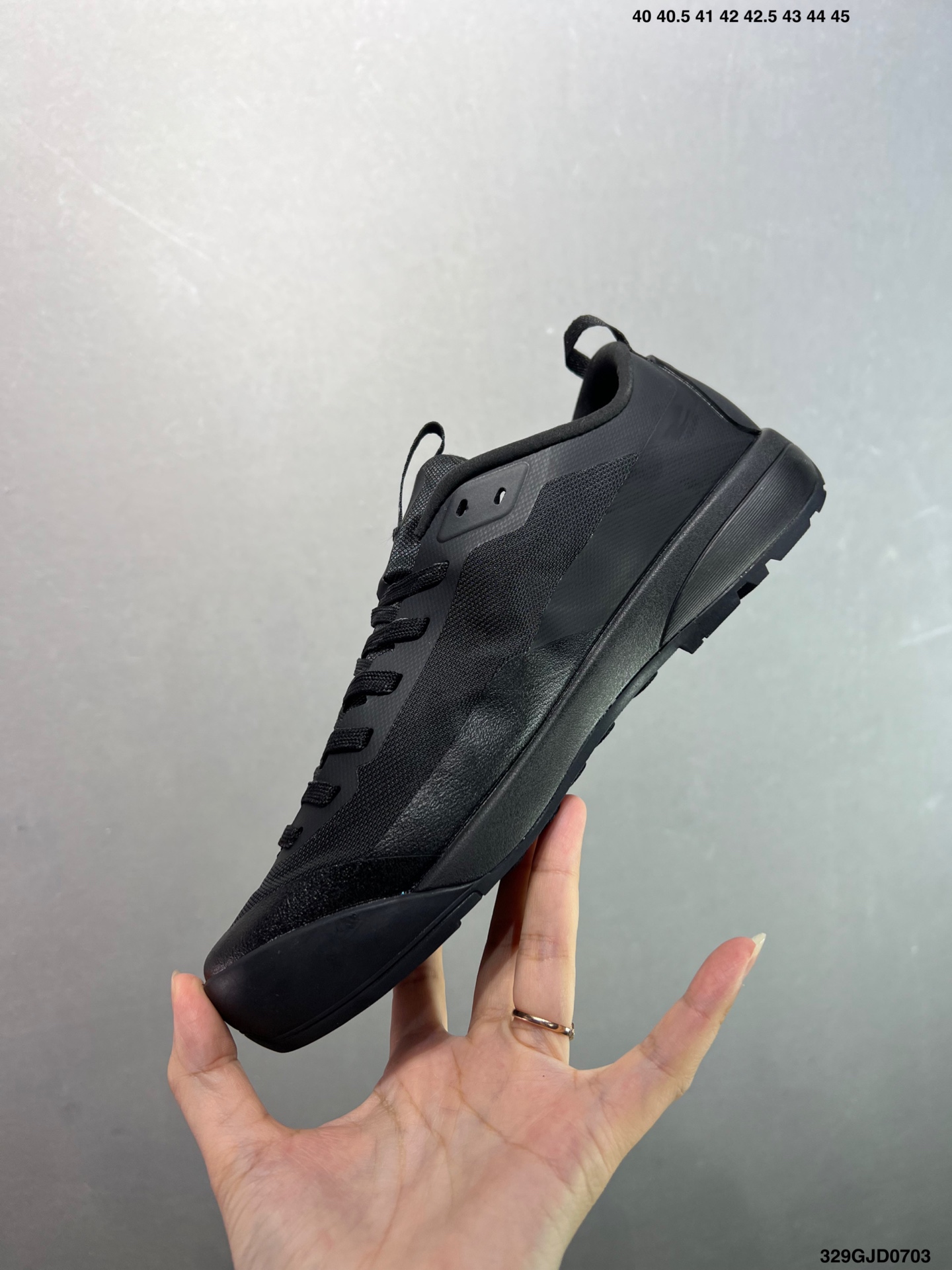 💰210 公司级✅真标升级原楦原纸版开发版型#采用同源一致一体成型热熔鞋面材质(带防泼水功能!!)#搭载85%压缩EVA缓震中底技术#独立开模vibram黄金耐磨锯齿外底❗️加拿大户外服饰品牌/始祖鸟·Arc‘teryx Konseal LT 未来之壳系列低帮轻量化透气越野徒步户外运动跑鞋“米白烟熏棕”L077216003-056244 尺码：如图 编码：329GJD0703 又到了登山的季节！对于爱好户外运动的人来说，一双好的登山鞋是很重要的装备之一。而ARC’TERYX始祖鸟 KONSEAL LT 轻量男子登山鞋则是这个领域中的佼佼者之一。它采用了先进的科技和材料，为你提供舒适、耐