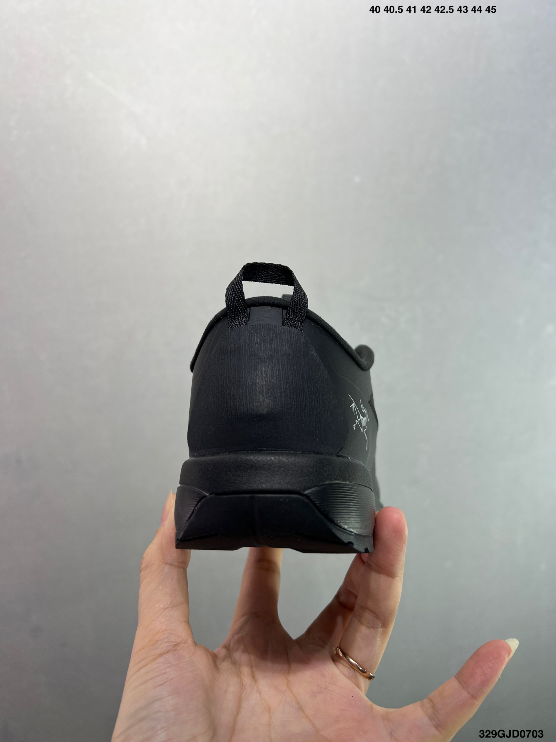 💰210 公司级✅真标升级原楦原纸版开发版型#采用同源一致一体成型热熔鞋面材质(带防泼水功能!!)#搭载85%压缩EVA缓震中底技术#独立开模vibram黄金耐磨锯齿外底❗️加拿大户外服饰品牌/始祖鸟·Arc‘teryx Konseal LT 未来之壳系列低帮轻量化透气越野徒步户外运动跑鞋“米白烟熏棕”L077216003-056244 尺码：如图 编码：329GJD0703 又到了登山的季节！对于爱好户外运动的人来说，一双好的登山鞋是很重要的装备之一。而ARC’TERYX始祖鸟 KONSEAL LT 轻量男子登山鞋则是这个领域中的佼佼者之一。它采用了先进的科技和材料，为你提供舒适、耐