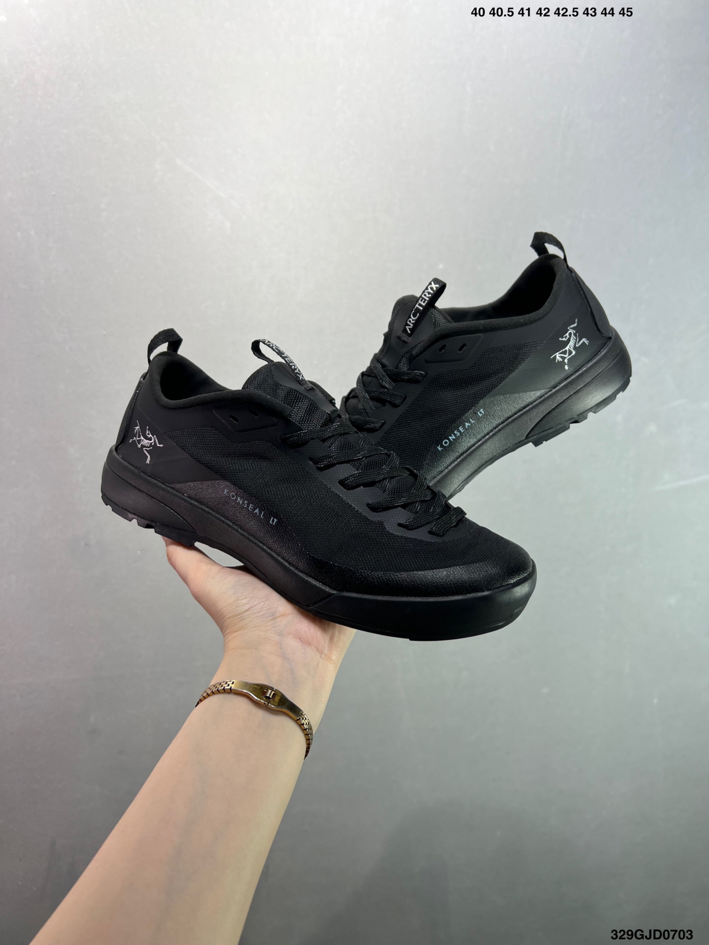 🈴️💰210 公司级✅真标升级原楦原纸版开发版型#采用同源一致一体成型热熔鞋面材质(带防泼水功能!!)#搭载85%压缩EVA缓震中底技术#独立开模vibram黄金耐磨锯齿外底❗️加拿大户外服饰品牌/始祖鸟·Arc‘teryx Konseal LT 未来之壳系列低帮轻量化透气越野徒步户外运动跑鞋“米白烟熏棕”L077216003-056244 尺码：如图 编码：329GJD0703 又到了登山的季节！对于爱好户外运动的人来说，一双好的登山鞋是很重要的装备之一。而ARC’TERYX始祖鸟 KONSEAL LT 轻量男子登山鞋则是这个领域中的佼佼者之一。它采用了先进的科技和材料，为你提供舒适、耐