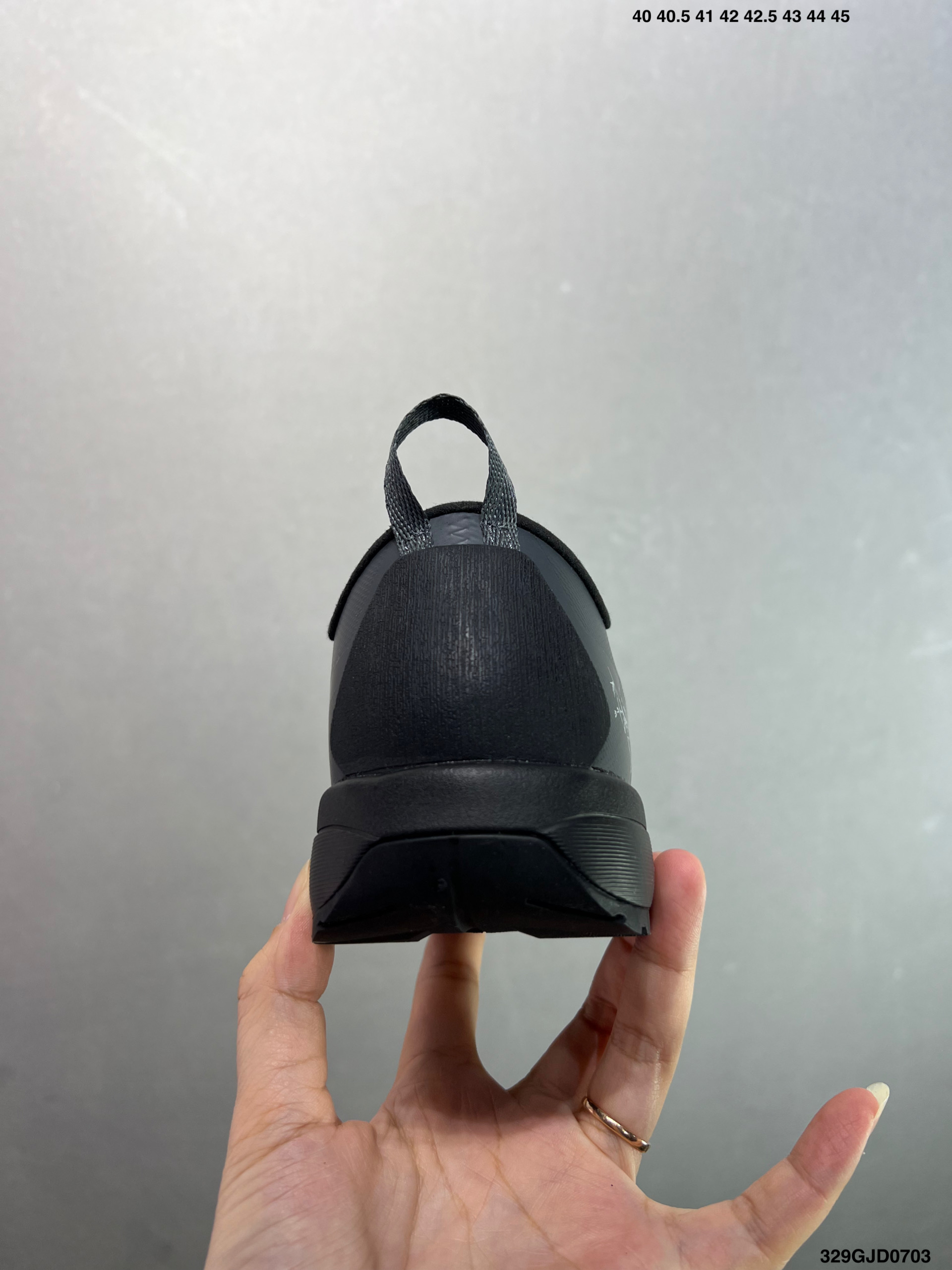 💰210 公司级✅真标升级原楦原纸版开发版型#采用同源一致一体成型热熔鞋面材质(带防泼水功能!!)#搭载85%压缩EVA缓震中底技术#独立开模vibram黄金耐磨锯齿外底❗️加拿大户外服饰品牌/始祖鸟·Arc‘teryx Konseal LT 未来之壳系列低帮轻量化透气越野徒步户外运动跑鞋“米白烟熏棕”L077216003-056244 尺码：如图 编码：329GJD0703 又到了登山的季节！对于爱好户外运动的人来说，一双好的登山鞋是很重要的装备之一。而ARC’TERYX始祖鸟 KONSEAL LT 轻量男子登山鞋则是这个领域中的佼佼者之一。它采用了先进的科技和材料，为你提供舒适、耐