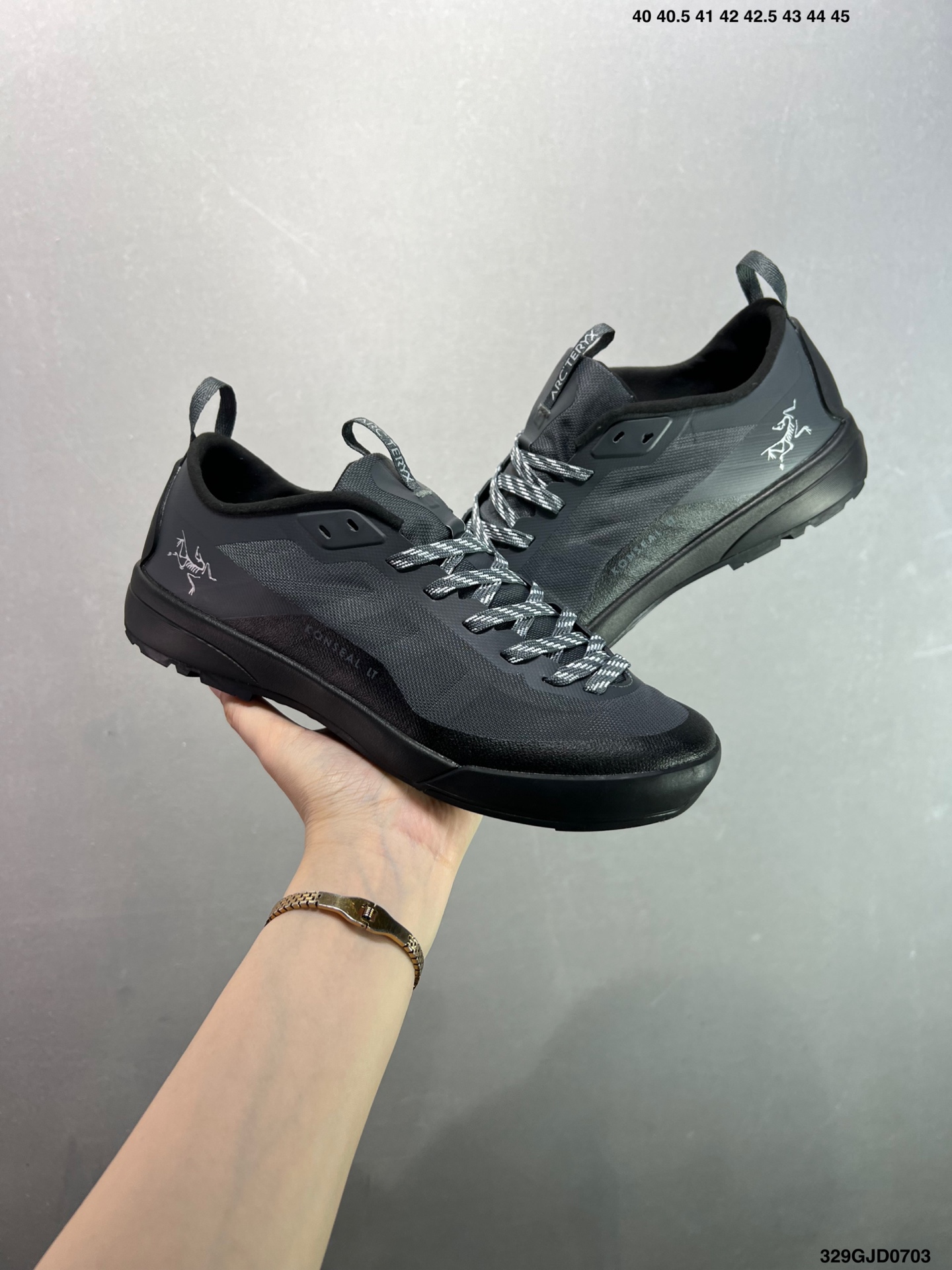 🈴️💰210 公司级✅真标升级原楦原纸版开发版型#采用同源一致一体成型热熔鞋面材质(带防泼水功能!!)#搭载85%压缩EVA缓震中底技术#独立开模vibram黄金耐磨锯齿外底❗️加拿大户外服饰品牌/始祖鸟·Arc‘teryx Konseal LT 未来之壳系列低帮轻量化透气越野徒步户外运动跑鞋“米白烟熏棕”L077216003-056244 尺码：如图 编码：329GJD0703 又到了登山的季节！对于爱好户外运动的人来说，一双好的登山鞋是很重要的装备之一。而ARC’TERYX始祖鸟 KONSEAL LT 轻量男子登山鞋则是这个领域中的佼佼者之一。它采用了先进的科技和材料，为你提供舒适、耐