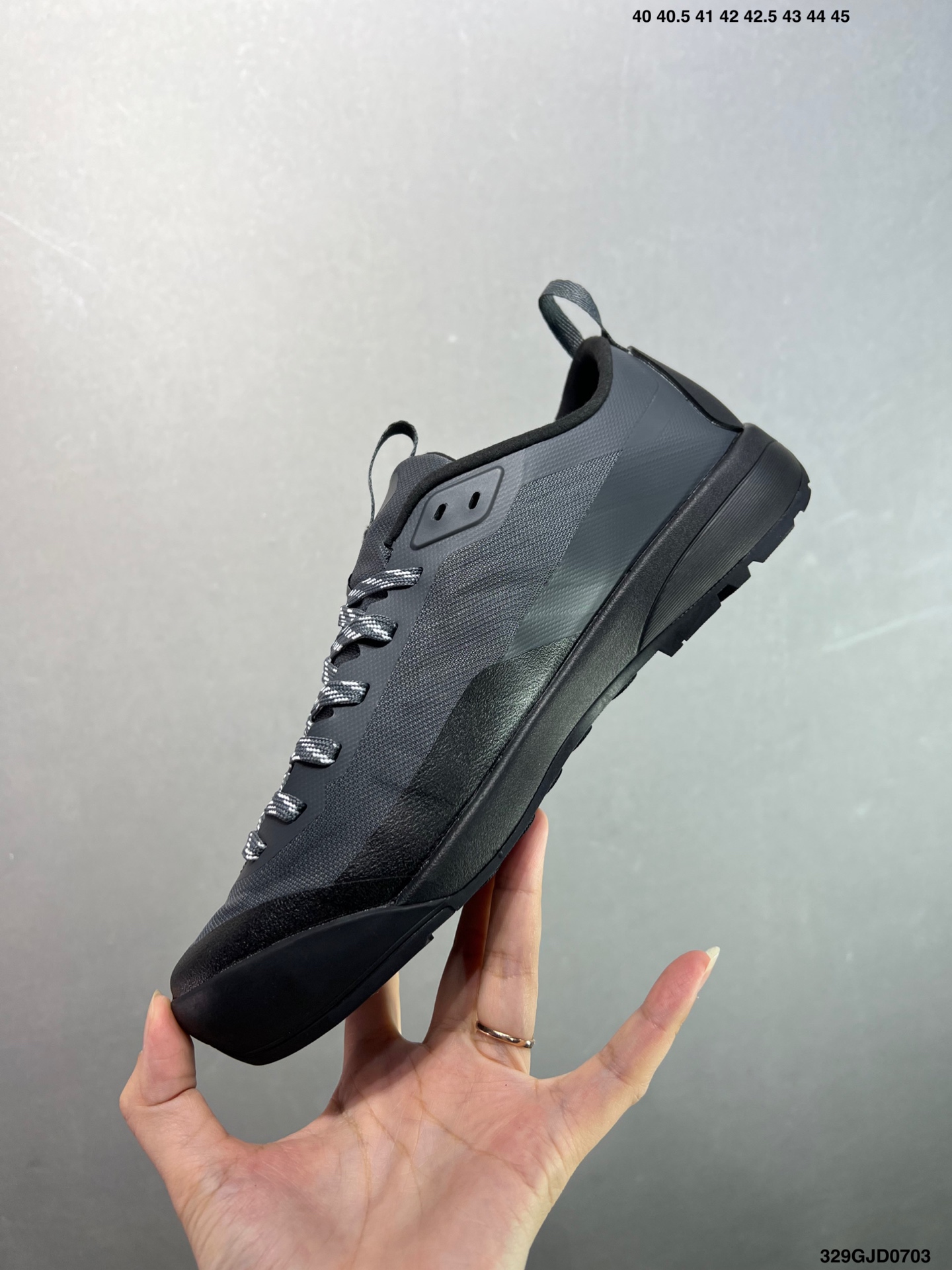 💰210 公司级✅真标升级原楦原纸版开发版型#采用同源一致一体成型热熔鞋面材质(带防泼水功能!!)#搭载85%压缩EVA缓震中底技术#独立开模vibram黄金耐磨锯齿外底❗️加拿大户外服饰品牌/始祖鸟·Arc‘teryx Konseal LT 未来之壳系列低帮轻量化透气越野徒步户外运动跑鞋“米白烟熏棕”L077216003-056244 尺码：如图 编码：329GJD0703 又到了登山的季节！对于爱好户外运动的人来说，一双好的登山鞋是很重要的装备之一。而ARC’TERYX始祖鸟 KONSEAL LT 轻量男子登山鞋则是这个领域中的佼佼者之一。它采用了先进的科技和材料，为你提供舒适、耐