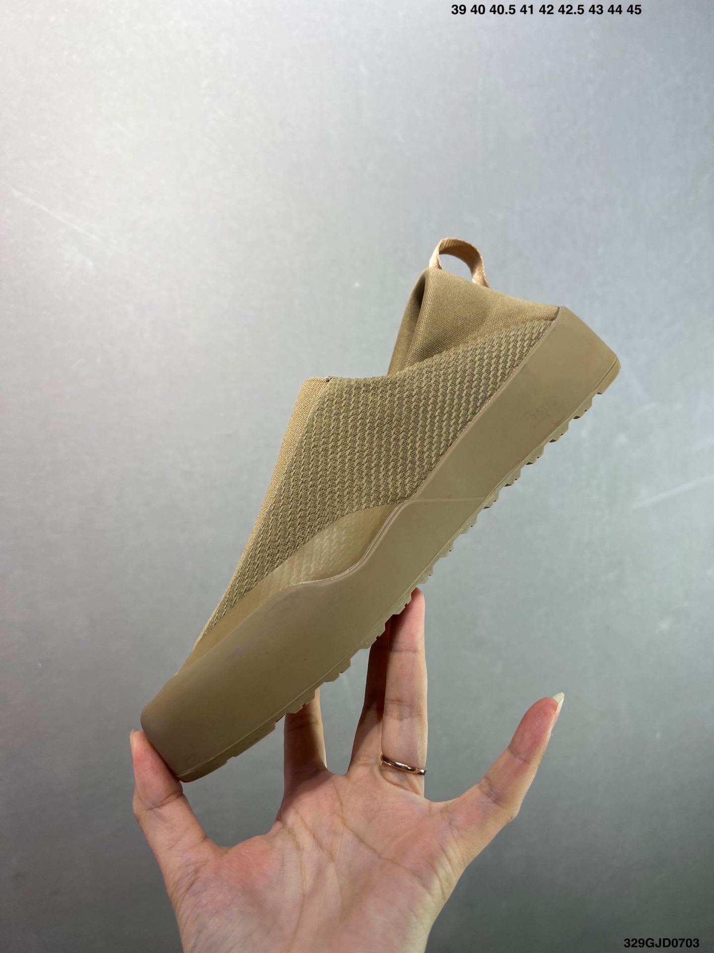 💰210 公司级✅始祖鸟BORA Kragg Shoes覆盖透气女款跑鞋 官方同步上架适合技术路线单日徒步穿着也可以一脚蹬穿法 aeriosflgtx鞋受到长途野外跑步鞋的启发 适合在变化的地形上进行快速轻快的徒步旅行穿着，舒适而有支撑性，使您充满信心。该设计与脚部融为一体，可最大限度地减少摩擦，gore-tex保护膜网砂，采用gore隐形适体(invisiblefit)技术，更轻薄舒适。敏捷、稳定和技术路线上的自信源于vibram® megagrip外底、压缩eva内底以及一体的tpu。36-40efit)技术，更轻薄舒适。敏捷、稳定和技术路线上的自信源于vibram® megagrip外底、压缩eva内底以及一体的tpu。尺码：36-40如图 ID：329GJD0703