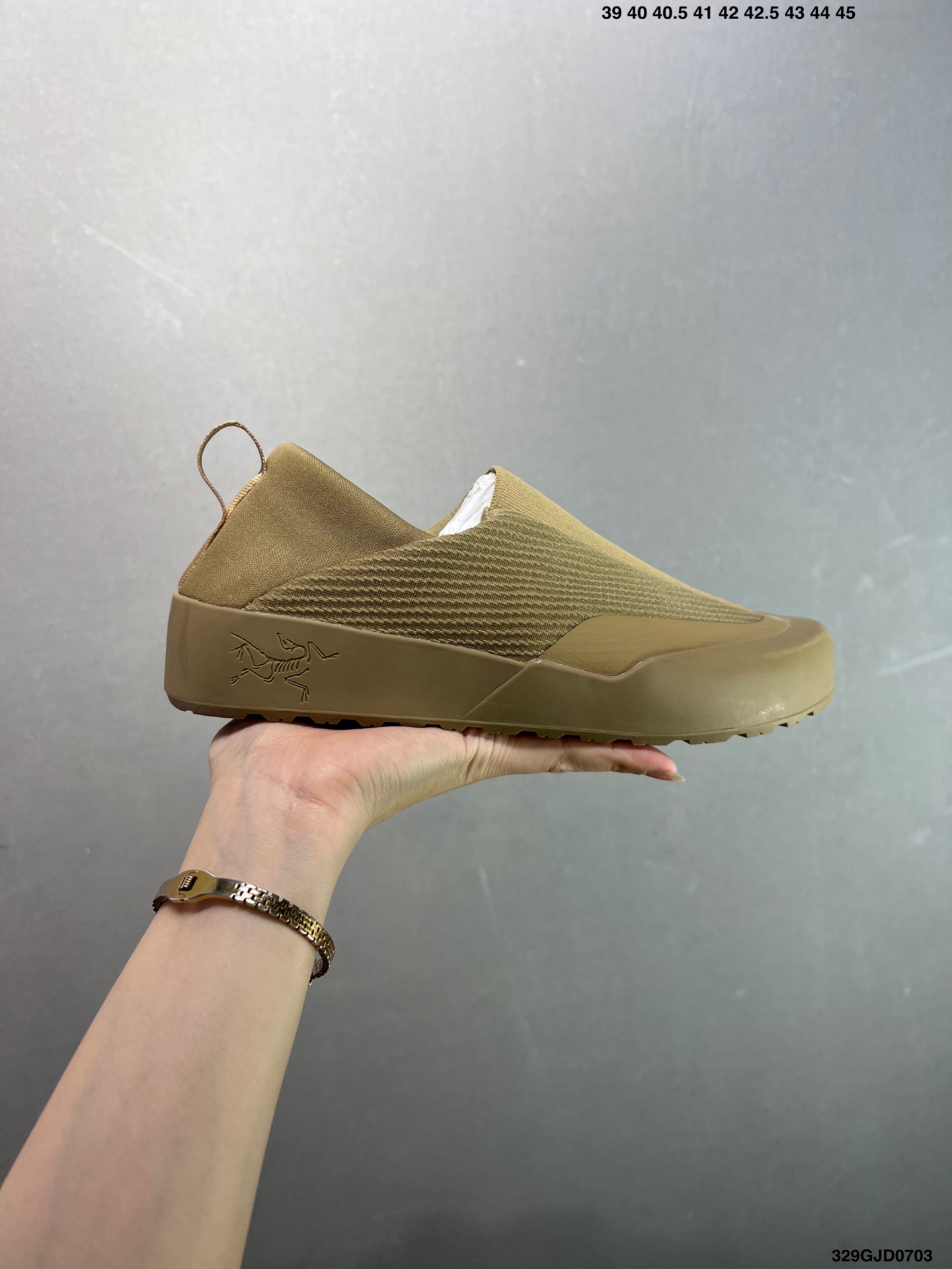 💰210 公司级✅始祖鸟BORA Kragg Shoes覆盖透气女款跑鞋 官方同步上架适合技术路线单日徒步穿着也可以一脚蹬穿法 aeriosflgtx鞋受到长途野外跑步鞋的启发 适合在变化的地形上进行快速轻快的徒步旅行穿着，舒适而有支撑性，使您充满信心。该设计与脚部融为一体，可最大限度地减少摩擦，gore-tex保护膜网砂，采用gore隐形适体(invisiblefit)技术，更轻薄舒适。敏捷、稳定和技术路线上的自信源于vibram® megagrip外底、压缩eva内底以及一体的tpu。36-40efit)技术，更轻薄舒适。敏捷、稳定和技术路线上的自信源于vibram® megagrip外底、压缩eva内底以及一体的tpu。尺码：36-40如图 ID：329GJD0703