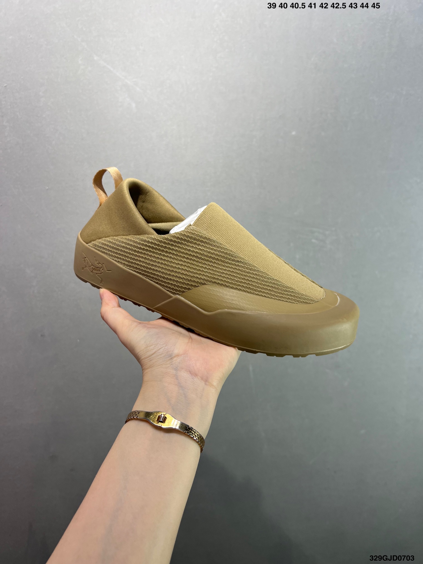 💰210 公司级✅始祖鸟BORA Kragg Shoes覆盖透气女款跑鞋 官方同步上架适合技术路线单日徒步穿着也可以一脚蹬穿法 aeriosflgtx鞋受到长途野外跑步鞋的启发 适合在变化的地形上进行快速轻快的徒步旅行穿着，舒适而有支撑性，使您充满信心。该设计与脚部融为一体，可最大限度地减少摩擦，gore-tex保护膜网砂，采用gore隐形适体(invisiblefit)技术，更轻薄舒适。敏捷、稳定和技术路线上的自信源于vibram® megagrip外底、压缩eva内底以及一体的tpu。36-40efit)技术，更轻薄舒适。敏捷、稳定和技术路线上的自信源于vibram® megagrip外底、压缩eva内底以及一体的tpu。尺码：36-40如图 ID：329GJD0703