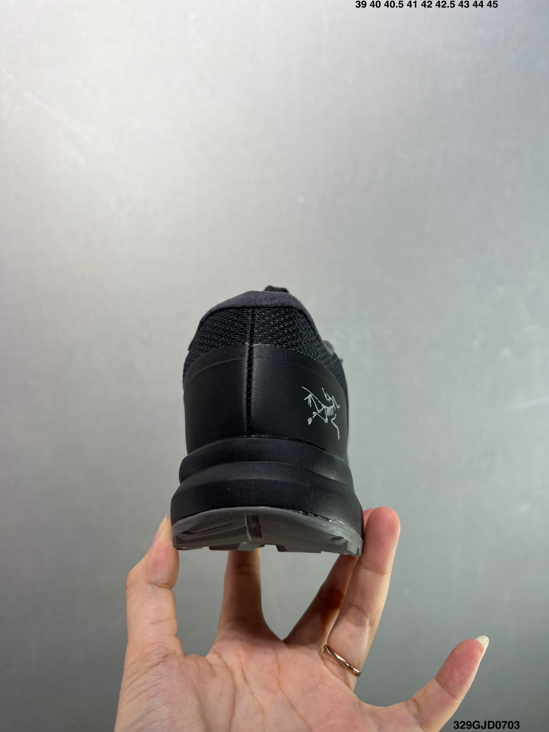 💰210 公司级✅始祖鸟fl2覆盖透气男越野跑鞋 官方同步上架适合技术路线单日徒步穿着也可以一脚蹬穿法 aeriosflgtx鞋受到长途野外跑步鞋的启发 适合在变化的地形上进行快速轻快的徒步旅行穿着，舒适而有支撑性，使您充满信心。该设计与脚部融为一体，可最大限度地减少摩擦，gore-tex保护膜网砂，采用gore隐形适体(invisiblefit)技术，更轻薄舒适。敏捷、稳定和技术路线上的自信源于vibram® megagrip外底、压缩eva内底以及一体的tpu。重量约:275g技术特点透气轻量耐磨鞋子鞋外底结构vibram®megagripM橡胶化合材料耐用柔软鞋子结构tpu鞋头可防磨损压缩eva泡沫内底以及一体的tpu铁芯提高了灵活性和稳定性，使您充满信心鞋子衬垫结构4mm厚ortholiteM3d模制插片材料gore-tex薄膜tpu高耐磨保护膜cordura® 尺码：39-44 ID：329GJD0703