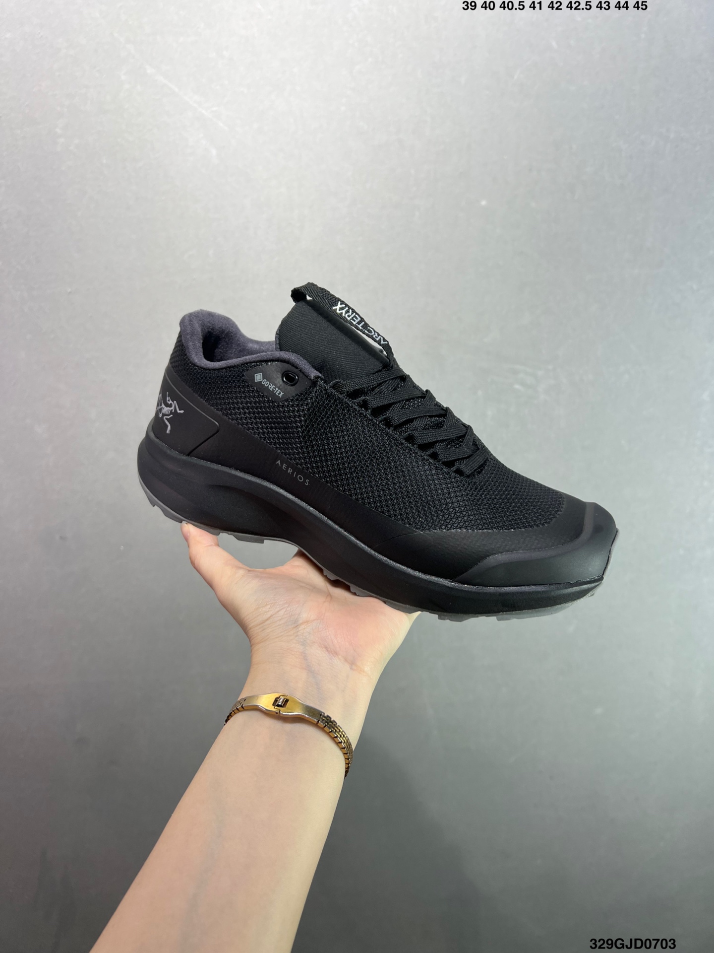 💰210 公司级✅始祖鸟fl2覆盖透气男越野跑鞋 官方同步上架适合技术路线单日徒步穿着也可以一脚蹬穿法 aeriosflgtx鞋受到长途野外跑步鞋的启发 适合在变化的地形上进行快速轻快的徒步旅行穿着，舒适而有支撑性，使您充满信心。该设计与脚部融为一体，可最大限度地减少摩擦，gore-tex保护膜网砂，采用gore隐形适体(invisiblefit)技术，更轻薄舒适。敏捷、稳定和技术路线上的自信源于vibram® megagrip外底、压缩eva内底以及一体的tpu。重量约:275g技术特点透气轻量耐磨鞋子鞋外底结构vibram®megagripM橡胶化合材料耐用柔软鞋子结构tpu鞋头可防磨损压缩eva泡沫内底以及一体的tpu铁芯提高了灵活性和稳定性，使您充满信心鞋子衬垫结构4mm厚ortholiteM3d模制插片材料gore-tex薄膜tpu高耐磨保护膜cordura® 尺码：39-44 ID：329GJD0703