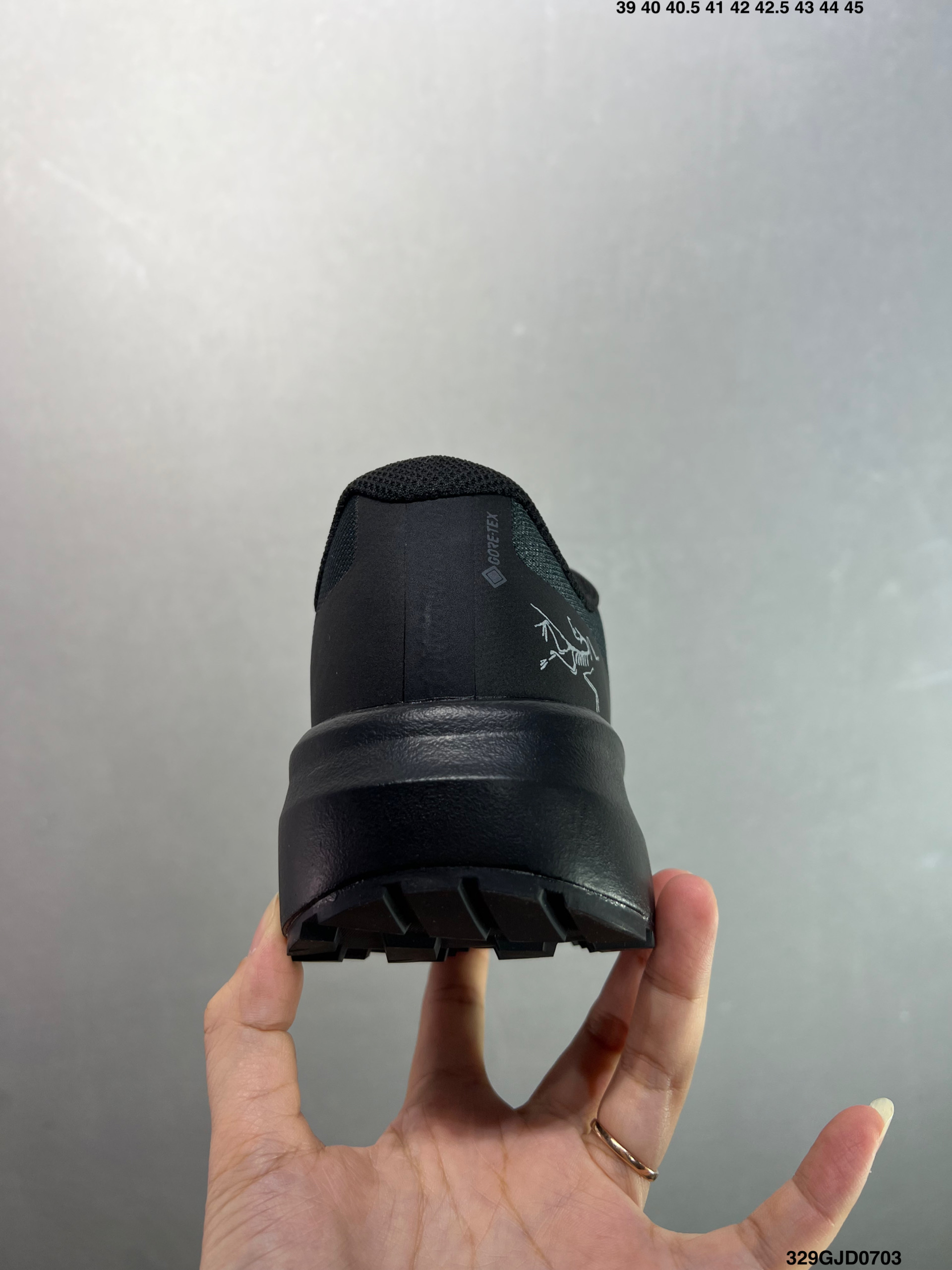 💰210 公司级✅始祖鸟fl2覆盖透气男越野跑鞋 官方同步上架适合技术路线单日徒步穿着也可以一脚蹬穿法 aeriosflgtx鞋受到长途野外跑步鞋的启发 适合在变化的地形上进行快速轻快的徒步旅行穿着，舒适而有支撑性，使您充满信心。该设计与脚部融为一体，可最大限度地减少摩擦，gore-tex保护膜网砂，采用gore隐形适体(invisiblefit)技术，更轻薄舒适。敏捷、稳定和技术路线上的自信源于vibram® megagrip外底、压缩eva内底以及一体的tpu。重量约:275g技术特点透气轻量耐磨鞋子鞋外底结构vibram®megagripM橡胶化合材料耐用柔软鞋子结构tpu鞋头可防磨损压缩eva泡沫内底以及一体的tpu铁芯提高了灵活性和稳定性，使您充满信心鞋子衬垫结构4mm厚ortholiteM3d模制插片材料gore-tex薄膜tpu高耐磨保护膜cordura® 尺码：39-44 ID：329GJD0703