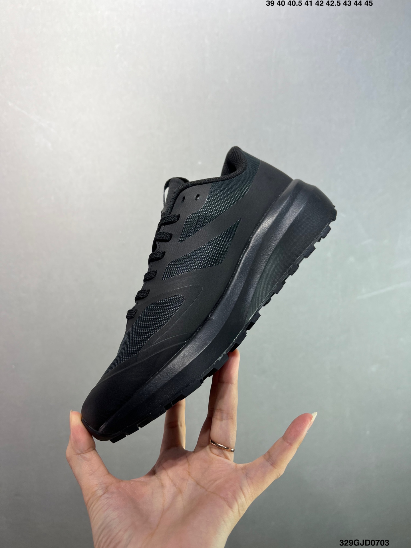 💰210 公司级✅始祖鸟fl2覆盖透气男越野跑鞋 官方同步上架适合技术路线单日徒步穿着也可以一脚蹬穿法 aeriosflgtx鞋受到长途野外跑步鞋的启发 适合在变化的地形上进行快速轻快的徒步旅行穿着，舒适而有支撑性，使您充满信心。该设计与脚部融为一体，可最大限度地减少摩擦，gore-tex保护膜网砂，采用gore隐形适体(invisiblefit)技术，更轻薄舒适。敏捷、稳定和技术路线上的自信源于vibram® megagrip外底、压缩eva内底以及一体的tpu。重量约:275g技术特点透气轻量耐磨鞋子鞋外底结构vibram®megagripM橡胶化合材料耐用柔软鞋子结构tpu鞋头可防磨损压缩eva泡沫内底以及一体的tpu铁芯提高了灵活性和稳定性，使您充满信心鞋子衬垫结构4mm厚ortholiteM3d模制插片材料gore-tex薄膜tpu高耐磨保护膜cordura® 尺码：39-44 ID：329GJD0703