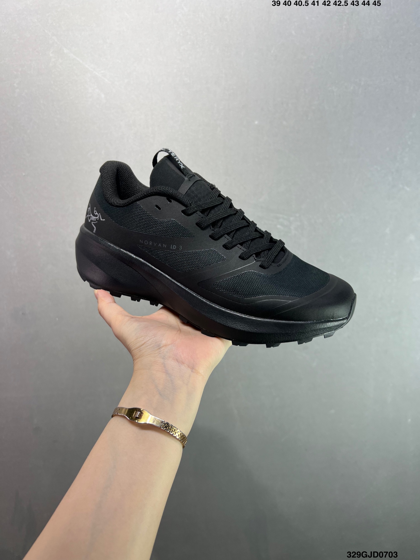 💰210 公司级✅始祖鸟fl2覆盖透气男越野跑鞋 官方同步上架适合技术路线单日徒步穿着也可以一脚蹬穿法 aeriosflgtx鞋受到长途野外跑步鞋的启发 适合在变化的地形上进行快速轻快的徒步旅行穿着，舒适而有支撑性，使您充满信心。该设计与脚部融为一体，可最大限度地减少摩擦，gore-tex保护膜网砂，采用gore隐形适体(invisiblefit)技术，更轻薄舒适。敏捷、稳定和技术路线上的自信源于vibram® megagrip外底、压缩eva内底以及一体的tpu。重量约:275g技术特点透气轻量耐磨鞋子鞋外底结构vibram®megagripM橡胶化合材料耐用柔软鞋子结构tpu鞋头可防磨损压缩eva泡沫内底以及一体的tpu铁芯提高了灵活性和稳定性，使您充满信心鞋子衬垫结构4mm厚ortholiteM3d模制插片材料gore-tex薄膜tpu高耐磨保护膜cordura® 尺码：39-44 ID：329GJD0703