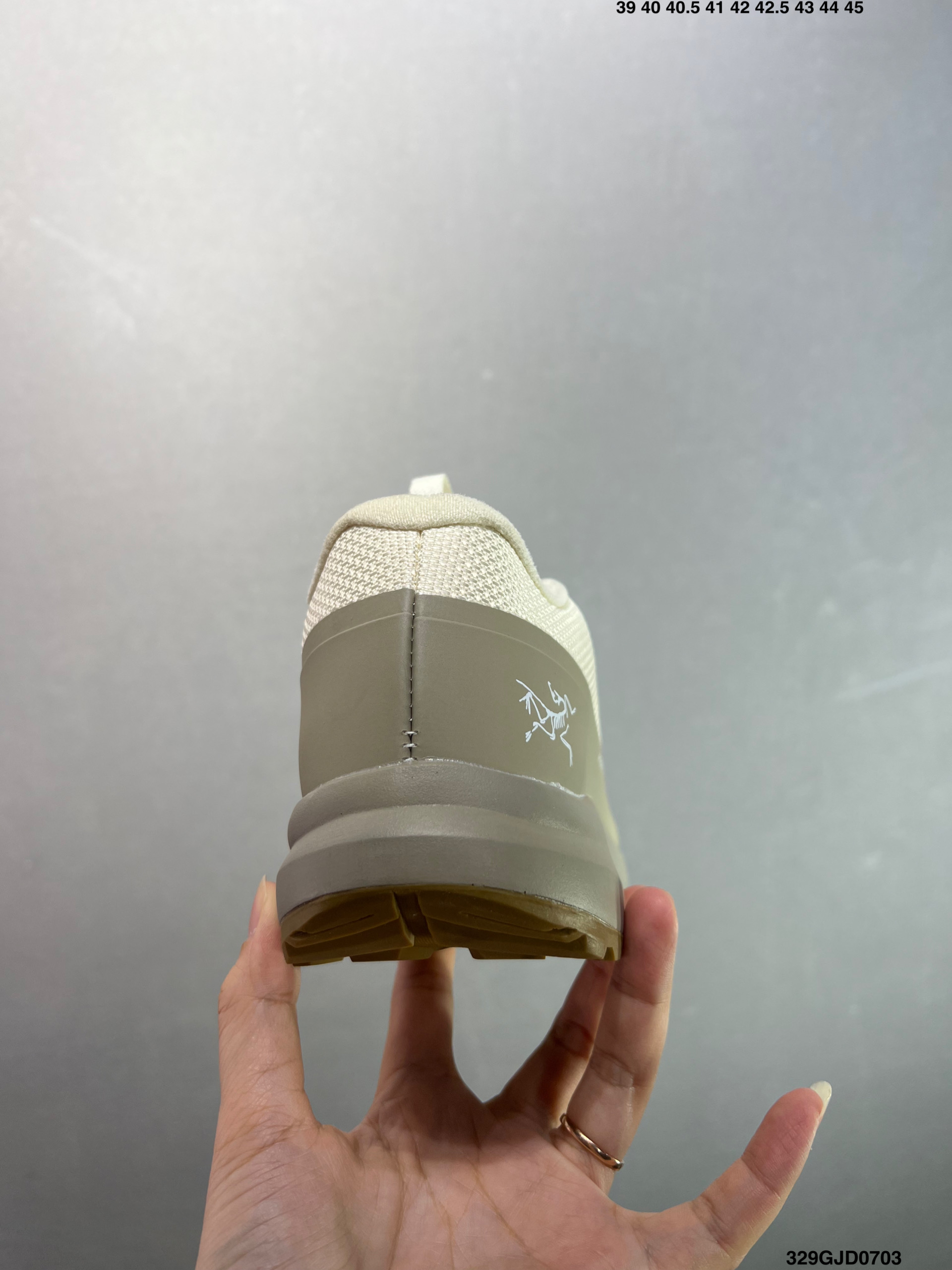 💰210 公司级✅始祖鸟fl2覆盖透气男越野跑鞋 官方同步上架适合技术路线单日徒步穿着也可以一脚蹬穿法 aeriosflgtx鞋受到长途野外跑步鞋的启发 适合在变化的地形上进行快速轻快的徒步旅行穿着，舒适而有支撑性，使您充满信心。该设计与脚部融为一体，可最大限度地减少摩擦，gore-tex保护膜网砂，采用gore隐形适体(invisiblefit)技术，更轻薄舒适。敏捷、稳定和技术路线上的自信源于vibram® megagrip外底、压缩eva内底以及一体的tpu。重量约:275g技术特点透气轻量耐磨鞋子鞋外底结构vibram®megagripM橡胶化合材料耐用柔软鞋子结构tpu鞋头可防磨损压缩eva泡沫内底以及一体的tpu铁芯提高了灵活性和稳定性，使您充满信心鞋子衬垫结构4mm厚ortholiteM3d模制插片材料gore-tex薄膜tpu高耐磨保护膜cordura® 尺码：39-44 ID：329GJD0703