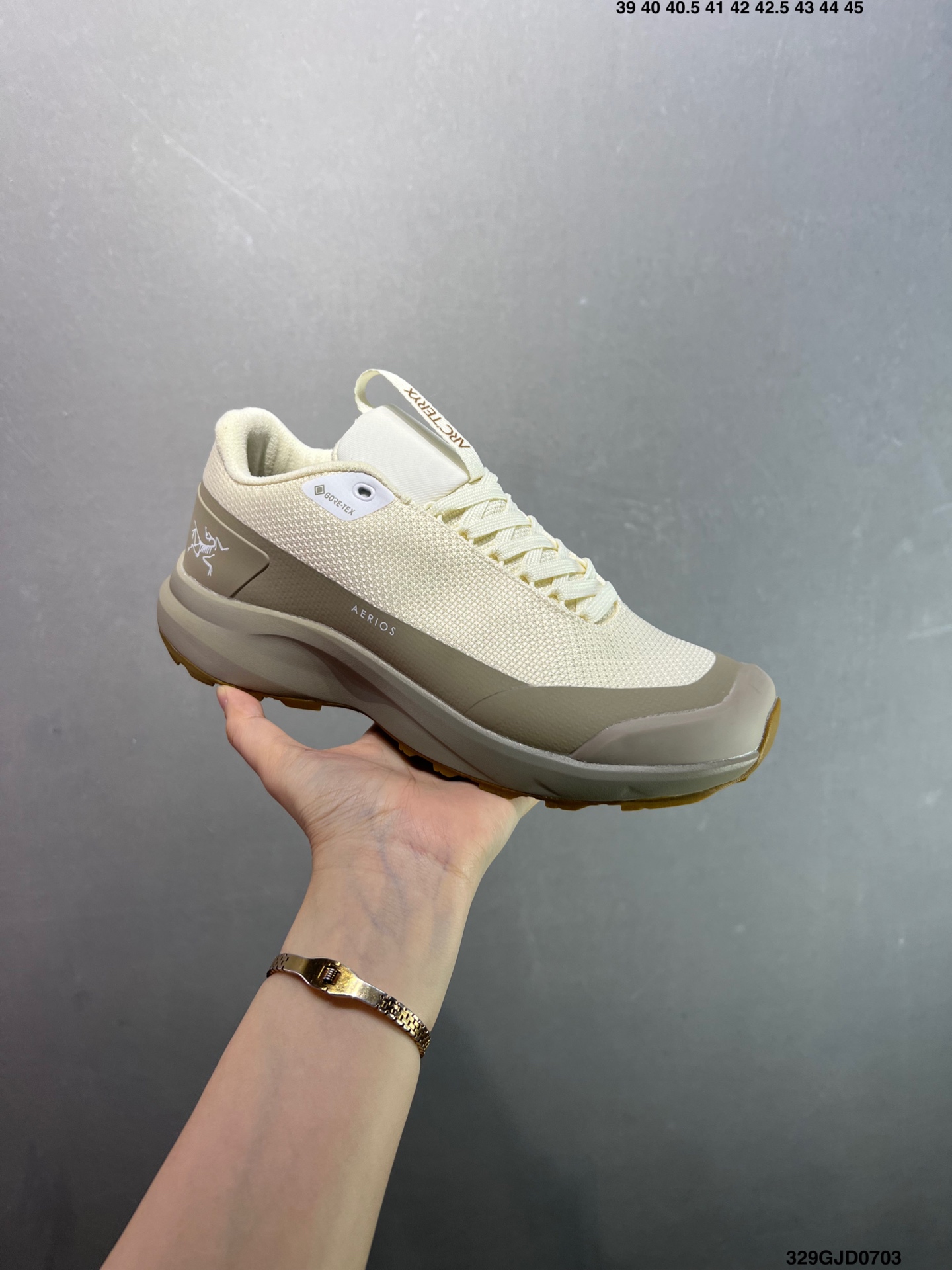 💰210 公司级✅始祖鸟fl2覆盖透气男越野跑鞋 官方同步上架适合技术路线单日徒步穿着也可以一脚蹬穿法 aeriosflgtx鞋受到长途野外跑步鞋的启发 适合在变化的地形上进行快速轻快的徒步旅行穿着，舒适而有支撑性，使您充满信心。该设计与脚部融为一体，可最大限度地减少摩擦，gore-tex保护膜网砂，采用gore隐形适体(invisiblefit)技术，更轻薄舒适。敏捷、稳定和技术路线上的自信源于vibram® megagrip外底、压缩eva内底以及一体的tpu。重量约:275g技术特点透气轻量耐磨鞋子鞋外底结构vibram®megagripM橡胶化合材料耐用柔软鞋子结构tpu鞋头可防磨损压缩eva泡沫内底以及一体的tpu铁芯提高了灵活性和稳定性，使您充满信心鞋子衬垫结构4mm厚ortholiteM3d模制插片材料gore-tex薄膜tpu高耐磨保护膜cordura® 尺码：39-44 ID：329GJD0703