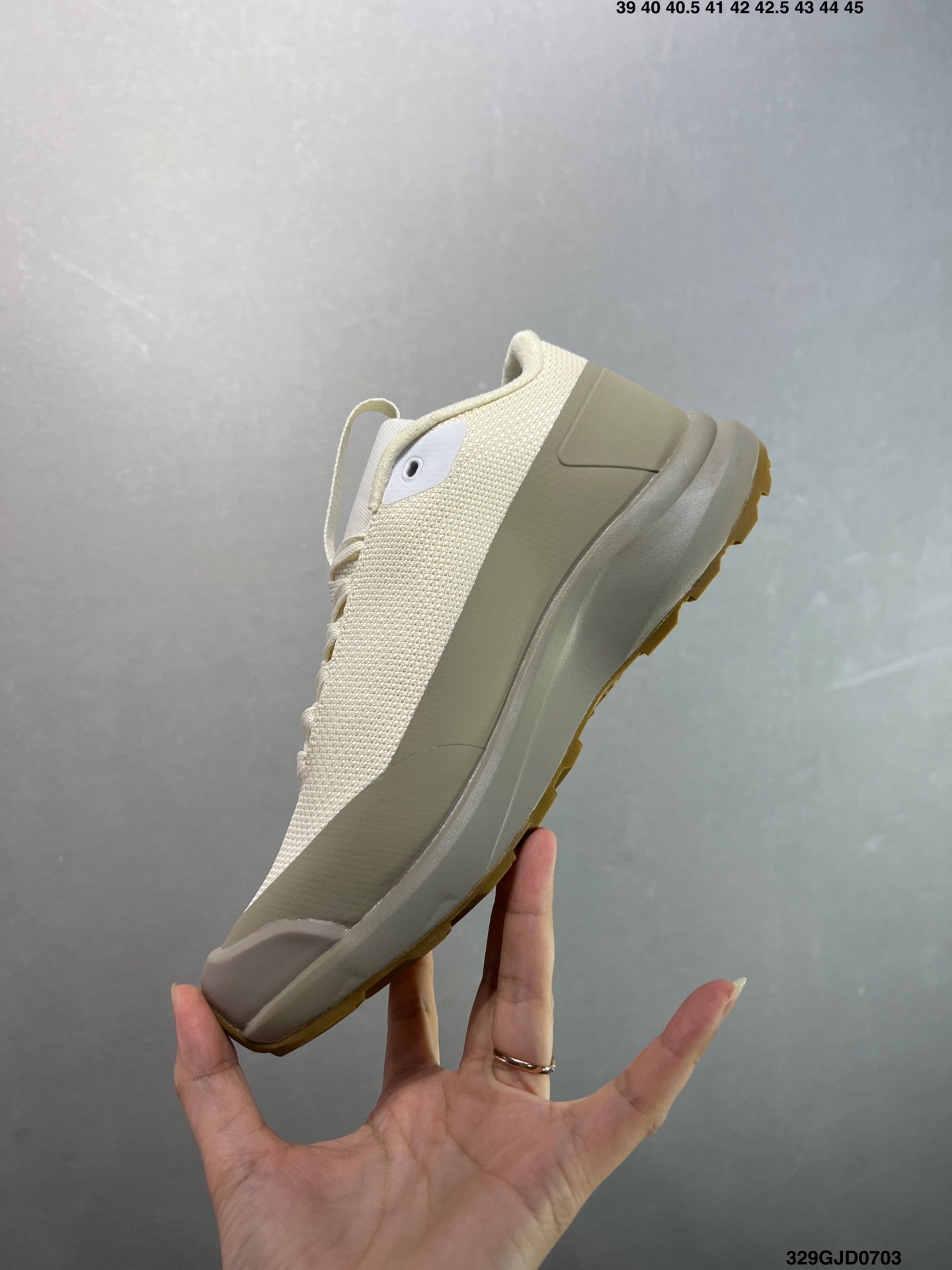 💰210 公司级✅始祖鸟fl2覆盖透气男越野跑鞋 官方同步上架适合技术路线单日徒步穿着也可以一脚蹬穿法 aeriosflgtx鞋受到长途野外跑步鞋的启发 适合在变化的地形上进行快速轻快的徒步旅行穿着，舒适而有支撑性，使您充满信心。该设计与脚部融为一体，可最大限度地减少摩擦，gore-tex保护膜网砂，采用gore隐形适体(invisiblefit)技术，更轻薄舒适。敏捷、稳定和技术路线上的自信源于vibram® megagrip外底、压缩eva内底以及一体的tpu。重量约:275g技术特点透气轻量耐磨鞋子鞋外底结构vibram®megagripM橡胶化合材料耐用柔软鞋子结构tpu鞋头可防磨损压缩eva泡沫内底以及一体的tpu铁芯提高了灵活性和稳定性，使您充满信心鞋子衬垫结构4mm厚ortholiteM3d模制插片材料gore-tex薄膜tpu高耐磨保护膜cordura® 尺码：39-44 ID：329GJD0703