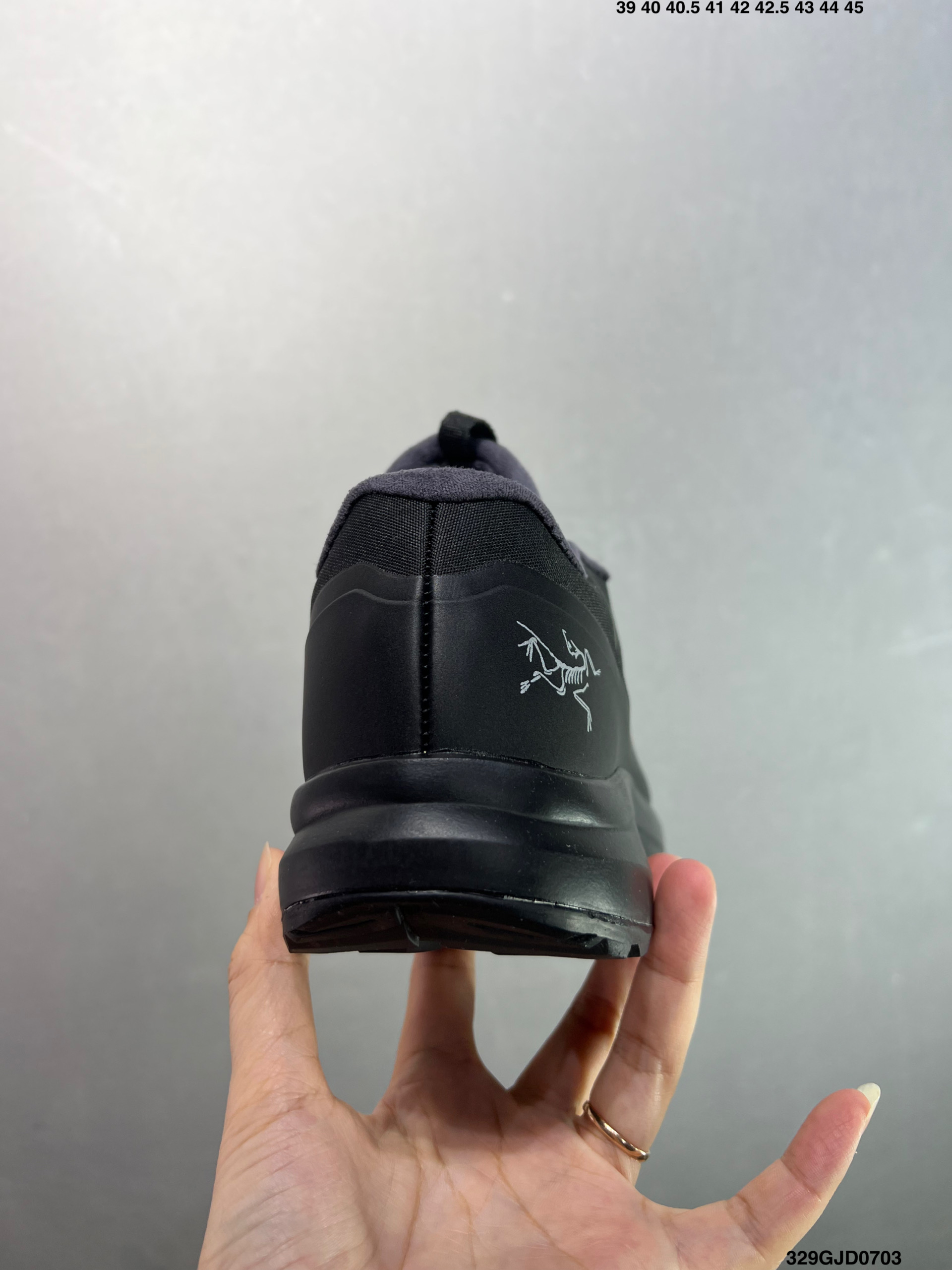 💰210 公司级✅始祖鸟fl2覆盖透气男越野跑鞋 官方同步上架适合技术路线单日徒步穿着也可以一脚蹬穿法 aeriosflgtx鞋受到长途野外跑步鞋的启发 适合在变化的地形上进行快速轻快的徒步旅行穿着，舒适而有支撑性，使您充满信心。该设计与脚部融为一体，可最大限度地减少摩擦，gore-tex保护膜网砂，采用gore隐形适体(invisiblefit)技术，更轻薄舒适。敏捷、稳定和技术路线上的自信源于vibram® megagrip外底、压缩eva内底以及一体的tpu。重量约:275g技术特点透气轻量耐磨鞋子鞋外底结构vibram®megagripM橡胶化合材料耐用柔软鞋子结构tpu鞋头可防磨损压缩eva泡沫内底以及一体的tpu铁芯提高了灵活性和稳定性，使您充满信心鞋子衬垫结构4mm厚ortholiteM3d模制插片材料gore-tex薄膜tpu高耐磨保护膜cordura® 尺码：39-44 ID：329GJD0703