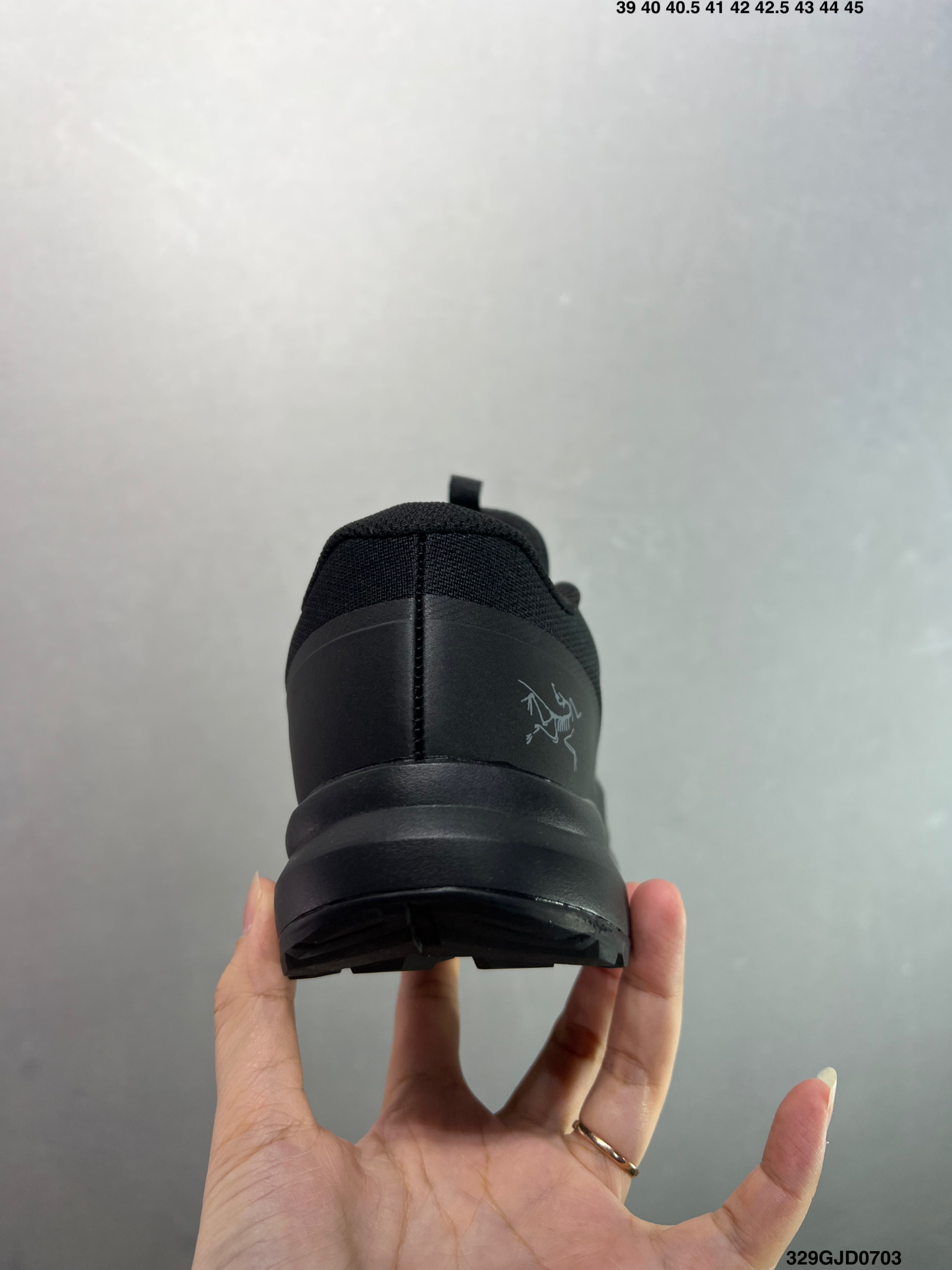 💰210 公司级✅始祖鸟fl2覆盖透气男越野跑鞋 官方同步上架适合技术路线单日徒步穿着也可以一脚蹬穿法 aeriosflgtx鞋受到长途野外跑步鞋的启发 适合在变化的地形上进行快速轻快的徒步旅行穿着，舒适而有支撑性，使您充满信心。该设计与脚部融为一体，可最大限度地减少摩擦，gore-tex保护膜网砂，采用gore隐形适体(invisiblefit)技术，更轻薄舒适。敏捷、稳定和技术路线上的自信源于vibram® megagrip外底、压缩eva内底以及一体的tpu。重量约:275g技术特点透气轻量耐磨鞋子鞋外底结构vibram®megagripM橡胶化合材料耐用柔软鞋子结构tpu鞋头可防磨损压缩eva泡沫内底以及一体的tpu铁芯提高了灵活性和稳定性，使您充满信心鞋子衬垫结构4mm厚ortholiteM3d模制插片材料gore-tex薄膜tpu高耐磨保护膜cordura® 尺码：39-44 ID：329GJD0703