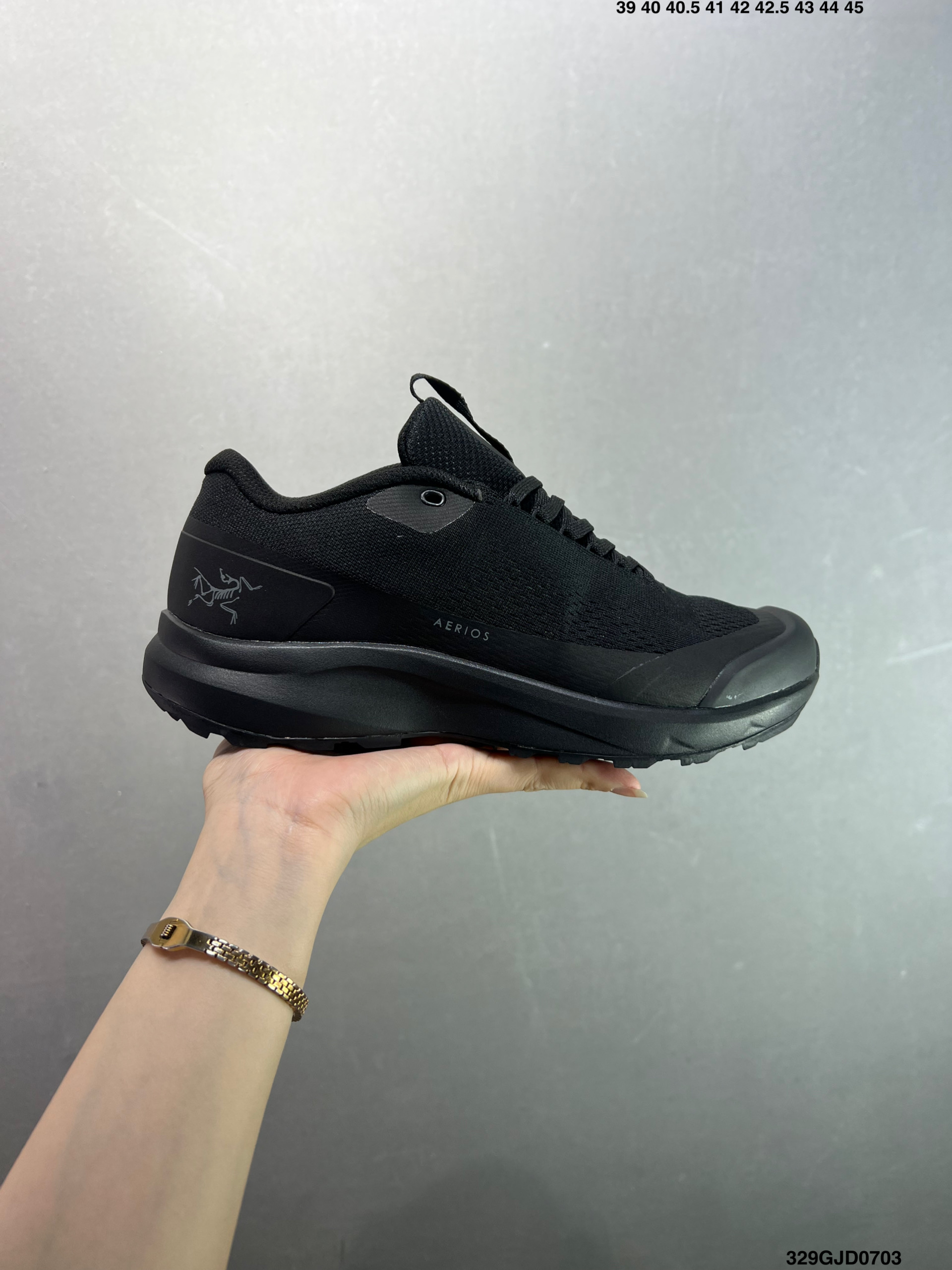 💰210 公司级✅始祖鸟fl2覆盖透气男越野跑鞋 官方同步上架适合技术路线单日徒步穿着也可以一脚蹬穿法 aeriosflgtx鞋受到长途野外跑步鞋的启发 适合在变化的地形上进行快速轻快的徒步旅行穿着，舒适而有支撑性，使您充满信心。该设计与脚部融为一体，可最大限度地减少摩擦，gore-tex保护膜网砂，采用gore隐形适体(invisiblefit)技术，更轻薄舒适。敏捷、稳定和技术路线上的自信源于vibram® megagrip外底、压缩eva内底以及一体的tpu。重量约:275g技术特点透气轻量耐磨鞋子鞋外底结构vibram®megagripM橡胶化合材料耐用柔软鞋子结构tpu鞋头可防磨损压缩eva泡沫内底以及一体的tpu铁芯提高了灵活性和稳定性，使您充满信心鞋子衬垫结构4mm厚ortholiteM3d模制插片材料gore-tex薄膜tpu高耐磨保护膜cordura® 尺码：39-44 ID：329GJD0703