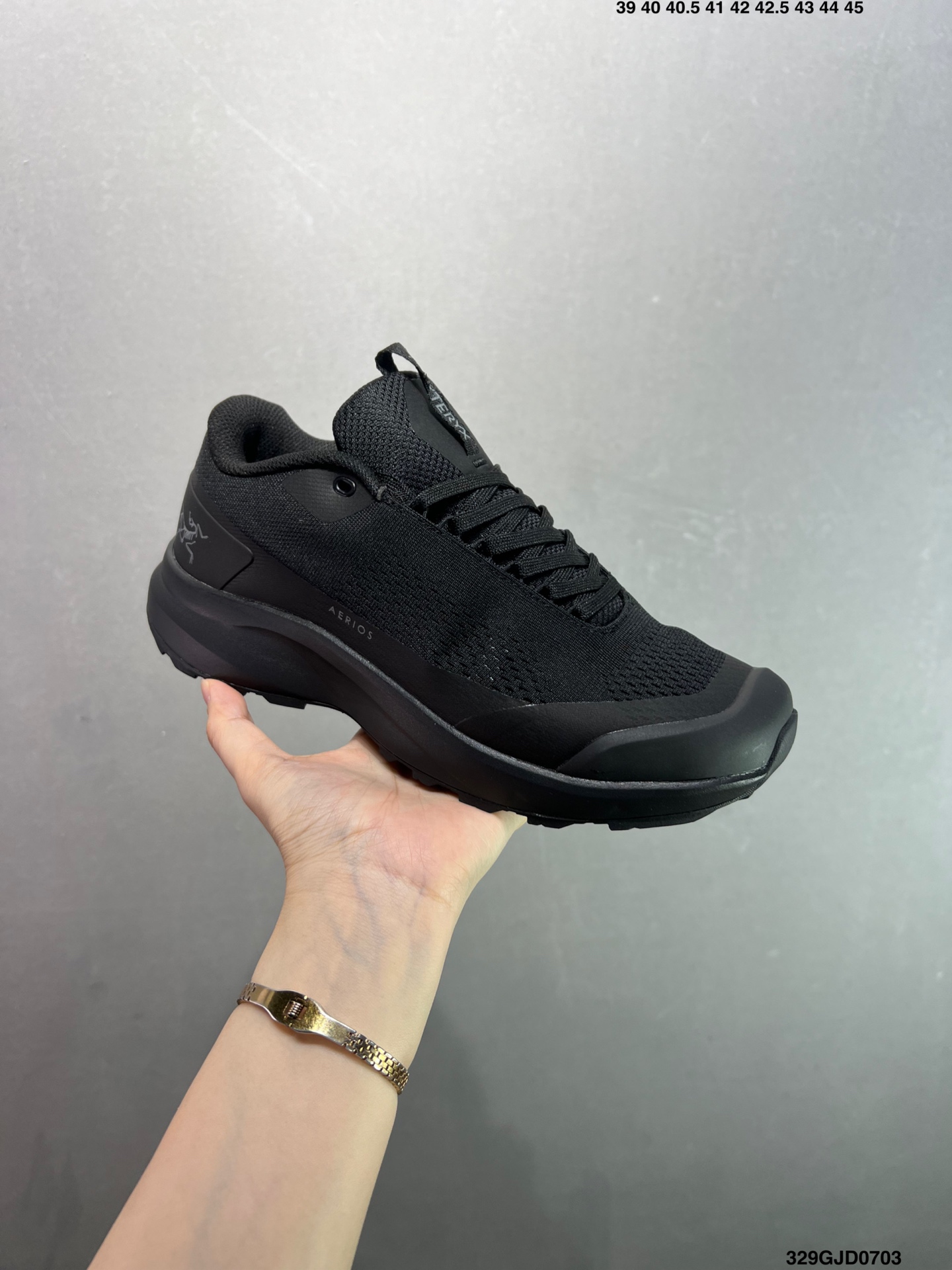 🈴️💰210 公司级✅始祖鸟fl2覆盖透气男越野跑鞋 官方同步上架适合技术路线单日徒步穿着也可以一脚蹬穿法 aeriosflgtx鞋受到长途野外跑步鞋的启发 适合在变化的地形上进行快速轻快的徒步旅行穿着，舒适而有支撑性，使您充满信心。该设计与脚部融为一体，可最大限度地减少摩擦，gore-tex保护膜网砂，采用gore隐形适体(invisiblefit)技术，更轻薄舒适。敏捷、稳定和技术路线上的自信源于vibram® megagrip外底、压缩eva内底以及一体的tpu。重量约:275g技术特点透气轻量耐磨鞋子鞋外底结构vibram®megagripM橡胶化合材料耐用柔软鞋子结构tpu鞋头可防磨损压缩eva泡沫内底以及一体的tpu铁芯提高了灵活性和稳定性，使您充满信心鞋子衬垫结构4mm厚ortholiteM3d模制插片材料gore-tex薄膜tpu高耐磨保护膜cordura® 尺码：39-44 ID：329GJD0703