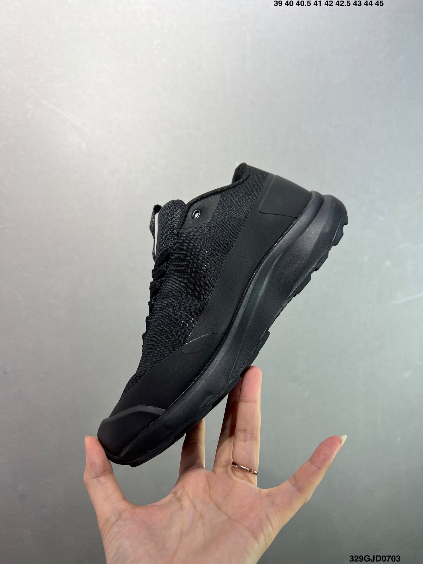 💰210 公司级✅始祖鸟fl2覆盖透气男越野跑鞋 官方同步上架适合技术路线单日徒步穿着也可以一脚蹬穿法 aeriosflgtx鞋受到长途野外跑步鞋的启发 适合在变化的地形上进行快速轻快的徒步旅行穿着，舒适而有支撑性，使您充满信心。该设计与脚部融为一体，可最大限度地减少摩擦，gore-tex保护膜网砂，采用gore隐形适体(invisiblefit)技术，更轻薄舒适。敏捷、稳定和技术路线上的自信源于vibram® megagrip外底、压缩eva内底以及一体的tpu。重量约:275g技术特点透气轻量耐磨鞋子鞋外底结构vibram®megagripM橡胶化合材料耐用柔软鞋子结构tpu鞋头可防磨损压缩eva泡沫内底以及一体的tpu铁芯提高了灵活性和稳定性，使您充满信心鞋子衬垫结构4mm厚ortholiteM3d模制插片材料gore-tex薄膜tpu高耐磨保护膜cordura® 尺码：39-44 ID：329GJD0703