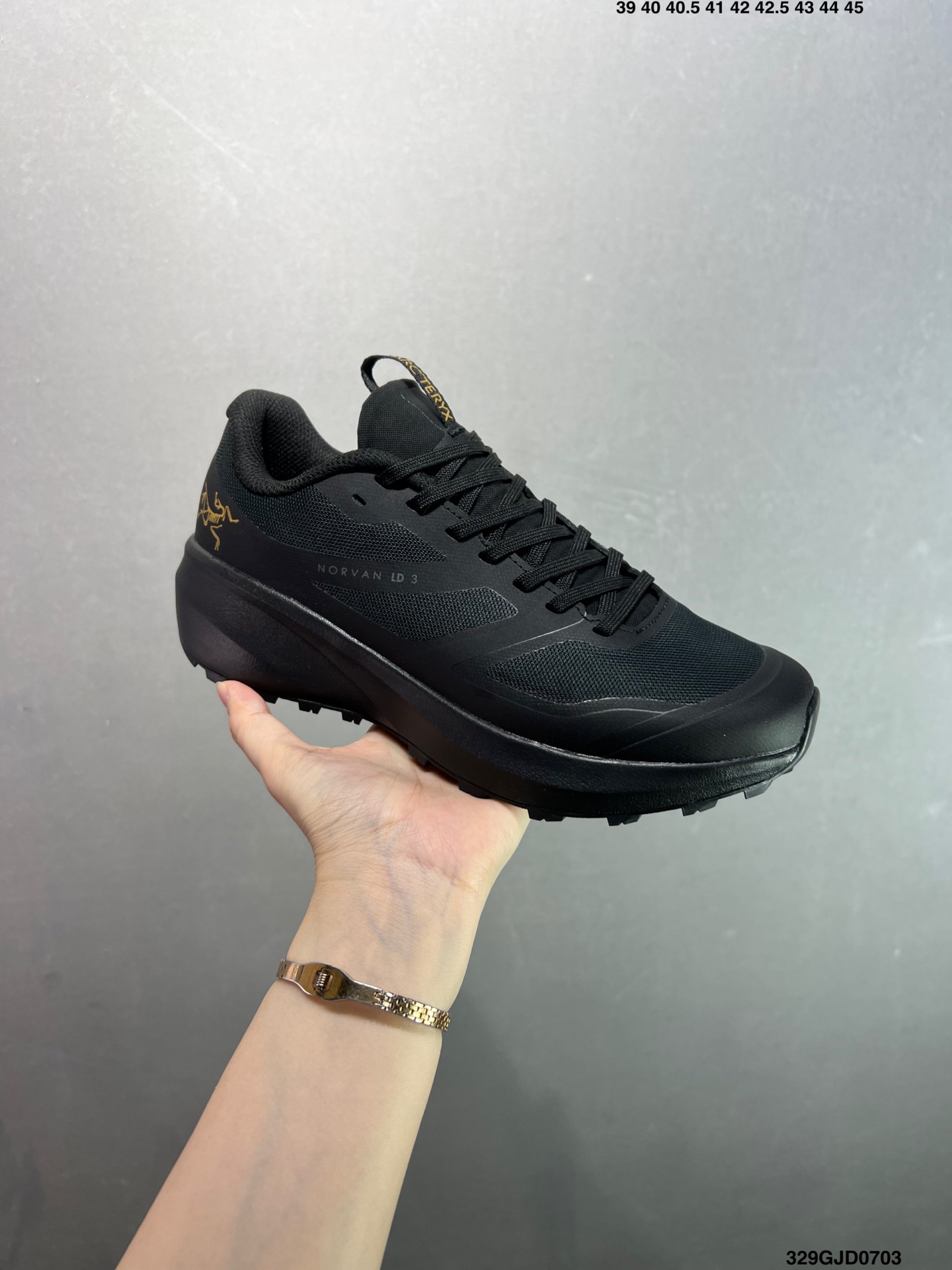 🈴️💰210 公司级✅始祖鸟fl2覆盖透气男越野跑鞋 官方同步上架适合技术路线单日徒步穿着也可以一脚蹬穿法 aeriosflgtx鞋受到长途野外跑步鞋的启发 适合在变化的地形上进行快速轻快的徒步旅行穿着，舒适而有支撑性，使您充满信心。该设计与脚部融为一体，可最大限度地减少摩擦，gore-tex保护膜网砂，采用gore隐形适体(invisiblefit)技术，更轻薄舒适。敏捷、稳定和技术路线上的自信源于vibram® megagrip外底、压缩eva内底以及一体的tpu。重量约:275g技术特点透气轻量耐磨鞋子鞋外底结构vibram®megagripM橡胶化合材料耐用柔软鞋子结构tpu鞋头可防磨损压缩eva泡沫内底以及一体的tpu铁芯提高了灵活性和稳定性，使您充满信心鞋子衬垫结构4mm厚ortholiteM3d模制插片材料gore-tex薄膜tpu高耐磨保护膜cordura® 尺码：39-44 ID：329GJD0703