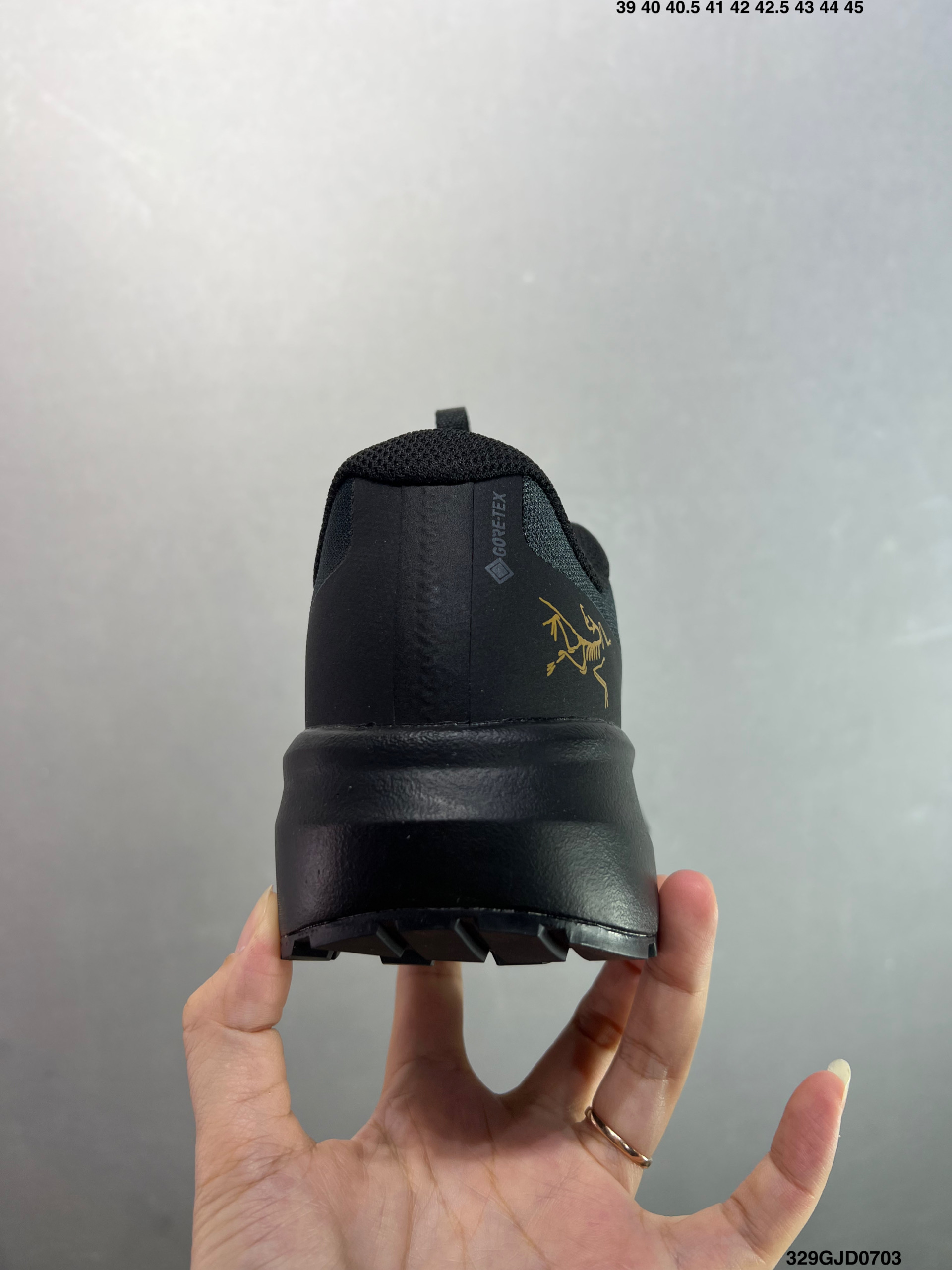 💰210 公司级✅始祖鸟fl2覆盖透气男越野跑鞋 官方同步上架适合技术路线单日徒步穿着也可以一脚蹬穿法 aeriosflgtx鞋受到长途野外跑步鞋的启发 适合在变化的地形上进行快速轻快的徒步旅行穿着，舒适而有支撑性，使您充满信心。该设计与脚部融为一体，可最大限度地减少摩擦，gore-tex保护膜网砂，采用gore隐形适体(invisiblefit)技术，更轻薄舒适。敏捷、稳定和技术路线上的自信源于vibram® megagrip外底、压缩eva内底以及一体的tpu。重量约:275g技术特点透气轻量耐磨鞋子鞋外底结构vibram®megagripM橡胶化合材料耐用柔软鞋子结构tpu鞋头可防磨损压缩eva泡沫内底以及一体的tpu铁芯提高了灵活性和稳定性，使您充满信心鞋子衬垫结构4mm厚ortholiteM3d模制插片材料gore-tex薄膜tpu高耐磨保护膜cordura® 尺码：39-44 ID：329GJD0703