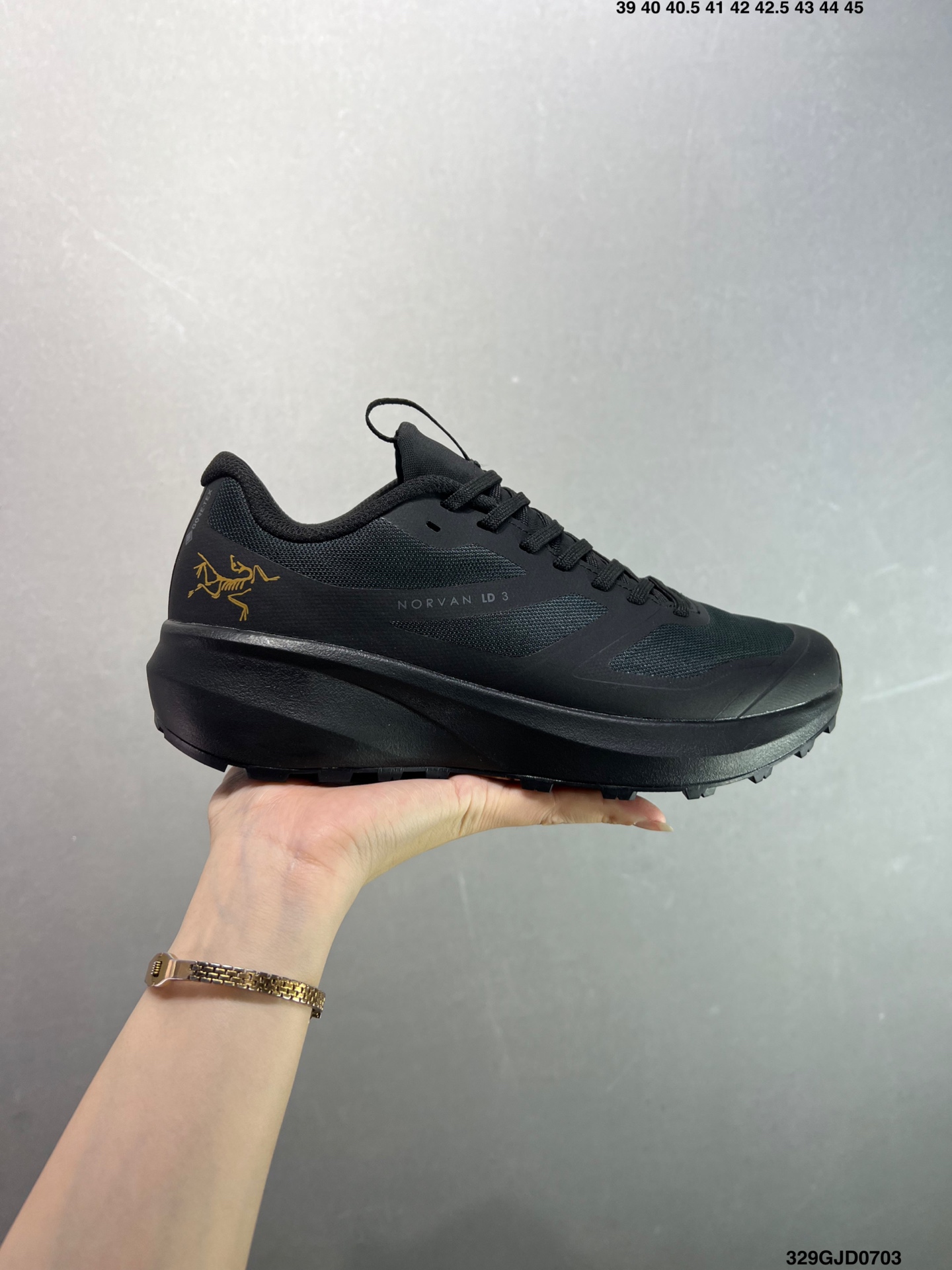 💰210 公司级✅始祖鸟fl2覆盖透气男越野跑鞋 官方同步上架适合技术路线单日徒步穿着也可以一脚蹬穿法 aeriosflgtx鞋受到长途野外跑步鞋的启发 适合在变化的地形上进行快速轻快的徒步旅行穿着，舒适而有支撑性，使您充满信心。该设计与脚部融为一体，可最大限度地减少摩擦，gore-tex保护膜网砂，采用gore隐形适体(invisiblefit)技术，更轻薄舒适。敏捷、稳定和技术路线上的自信源于vibram® megagrip外底、压缩eva内底以及一体的tpu。重量约:275g技术特点透气轻量耐磨鞋子鞋外底结构vibram®megagripM橡胶化合材料耐用柔软鞋子结构tpu鞋头可防磨损压缩eva泡沫内底以及一体的tpu铁芯提高了灵活性和稳定性，使您充满信心鞋子衬垫结构4mm厚ortholiteM3d模制插片材料gore-tex薄膜tpu高耐磨保护膜cordura® 尺码：39-44 ID：329GJD0703