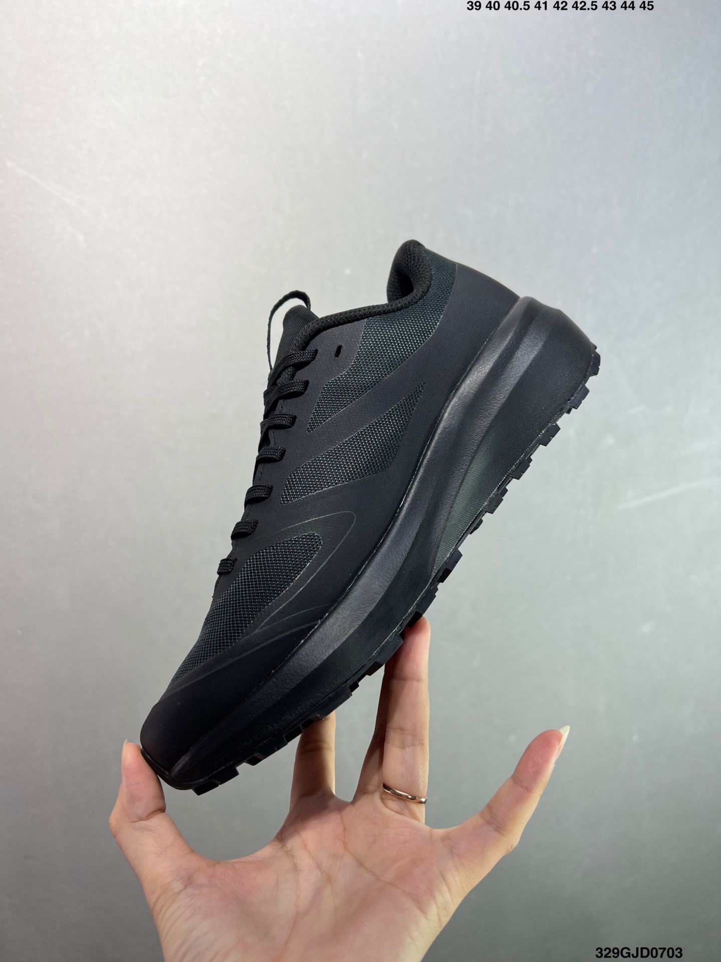 💰210 公司级✅始祖鸟fl2覆盖透气男越野跑鞋 官方同步上架适合技术路线单日徒步穿着也可以一脚蹬穿法 aeriosflgtx鞋受到长途野外跑步鞋的启发 适合在变化的地形上进行快速轻快的徒步旅行穿着，舒适而有支撑性，使您充满信心。该设计与脚部融为一体，可最大限度地减少摩擦，gore-tex保护膜网砂，采用gore隐形适体(invisiblefit)技术，更轻薄舒适。敏捷、稳定和技术路线上的自信源于vibram® megagrip外底、压缩eva内底以及一体的tpu。重量约:275g技术特点透气轻量耐磨鞋子鞋外底结构vibram®megagripM橡胶化合材料耐用柔软鞋子结构tpu鞋头可防磨损压缩eva泡沫内底以及一体的tpu铁芯提高了灵活性和稳定性，使您充满信心鞋子衬垫结构4mm厚ortholiteM3d模制插片材料gore-tex薄膜tpu高耐磨保护膜cordura® 尺码：39-44 ID：329GJD0703