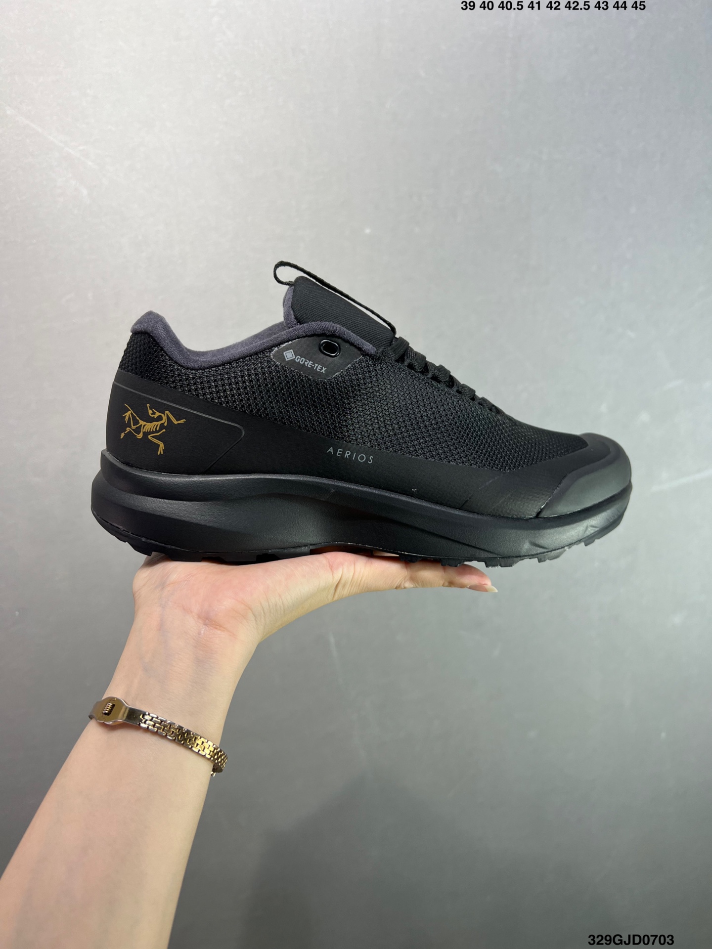 💰210 公司级✅始祖鸟fl2覆盖透气男越野跑鞋 官方同步上架适合技术路线单日徒步穿着也可以一脚蹬穿法 aeriosflgtx鞋受到长途野外跑步鞋的启发 适合在变化的地形上进行快速轻快的徒步旅行穿着，舒适而有支撑性，使您充满信心。该设计与脚部融为一体，可最大限度地减少摩擦，gore-tex保护膜网砂，采用gore隐形适体(invisiblefit)技术，更轻薄舒适。敏捷、稳定和技术路线上的自信源于vibram® megagrip外底、压缩eva内底以及一体的tpu。重量约:275g技术特点透气轻量耐磨鞋子鞋外底结构vibram®megagripM橡胶化合材料耐用柔软鞋子结构tpu鞋头可防磨损压缩eva泡沫内底以及一体的tpu铁芯提高了灵活性和稳定性，使您充满信心鞋子衬垫结构4mm厚ortholiteM3d模制插片材料gore-tex薄膜tpu高耐磨保护膜cordura® 尺码：39-44 ID：329GJD0703