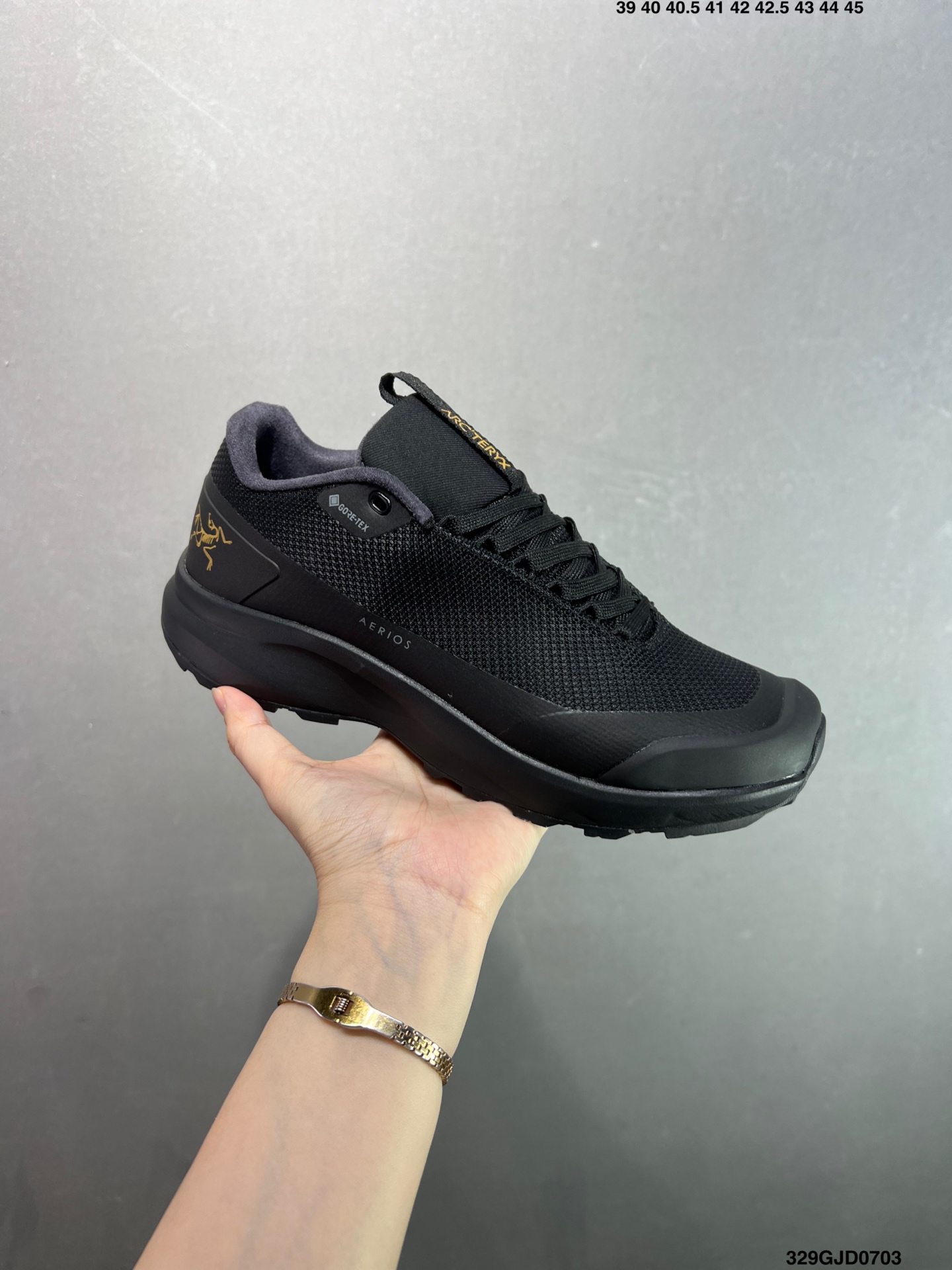 🈴️💰210 公司级✅始祖鸟fl2覆盖透气男越野跑鞋 官方同步上架适合技术路线单日徒步穿着也可以一脚蹬穿法 aeriosflgtx鞋受到长途野外跑步鞋的启发 适合在变化的地形上进行快速轻快的徒步旅行穿着，舒适而有支撑性，使您充满信心。该设计与脚部融为一体，可最大限度地减少摩擦，gore-tex保护膜网砂，采用gore隐形适体(invisiblefit)技术，更轻薄舒适。敏捷、稳定和技术路线上的自信源于vibram® megagrip外底、压缩eva内底以及一体的tpu。重量约:275g技术特点透气轻量耐磨鞋子鞋外底结构vibram®megagripM橡胶化合材料耐用柔软鞋子结构tpu鞋头可防磨损压缩eva泡沫内底以及一体的tpu铁芯提高了灵活性和稳定性，使您充满信心鞋子衬垫结构4mm厚ortholiteM3d模制插片材料gore-tex薄膜tpu高耐磨保护膜cordura® 尺码：39-44 ID：329GJD0703