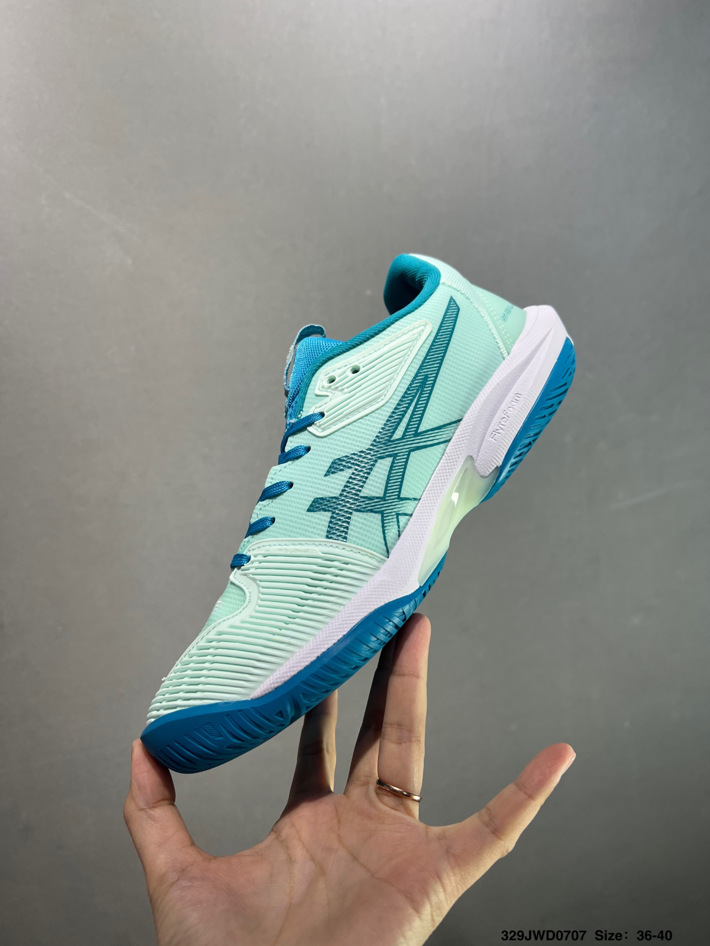 💰160
公司级✅Asics Solution Speed FF 3
亚瑟士轻量速度型网球鞋 DYNAWRAP 技术可提升稳定性 FLYTEFOAM 科技打造轻量缓冲组件 FLYTEFOAM Propel 技术鞋垫可提升吸震与回弹效果 TWISSTRUS 技术可提升速度与变向奔跑动作ASICSGRIP 科技可提升在球场上的抓地力 后足 GEL 缓冲科技可提供出色的避震效果AHAR 橡胶可提升耐用性 
货号：1042A136-405
尺码：39 40 40.5 41 42 42.5 43 44 45
ID：329JWD0707