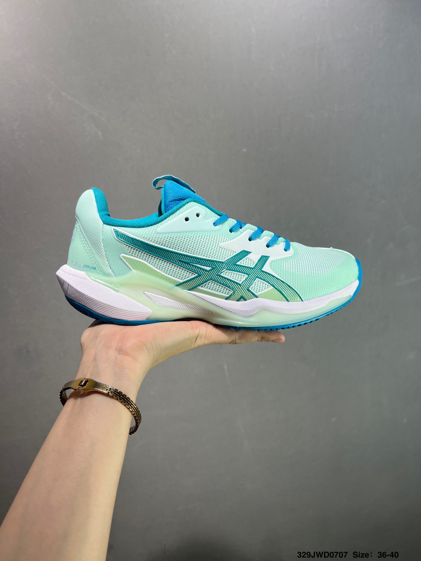 💰160
公司级✅Asics Solution Speed FF 3
亚瑟士轻量速度型网球鞋 DYNAWRAP 技术可提升稳定性 FLYTEFOAM 科技打造轻量缓冲组件 FLYTEFOAM Propel 技术鞋垫可提升吸震与回弹效果 TWISSTRUS 技术可提升速度与变向奔跑动作ASICSGRIP 科技可提升在球场上的抓地力 后足 GEL 缓冲科技可提供出色的避震效果AHAR 橡胶可提升耐用性 
货号：1042A136-405
尺码：39 40 40.5 41 42 42.5 43 44 45
ID：329JWD0707