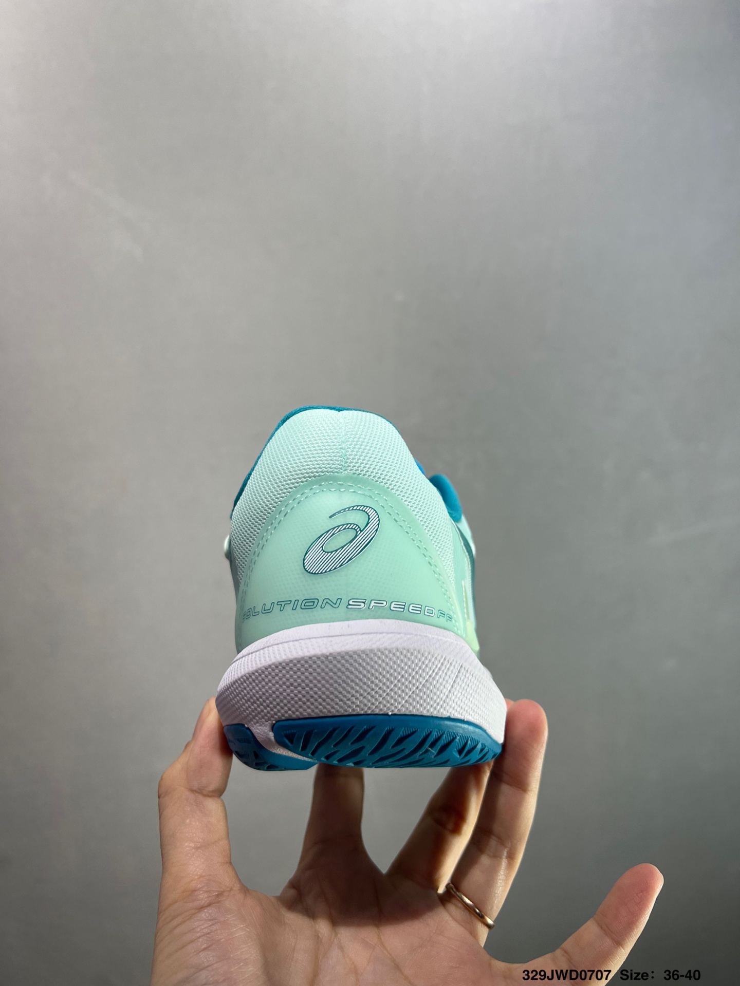 💰160
公司级✅Asics Solution Speed FF 3
亚瑟士轻量速度型网球鞋 DYNAWRAP 技术可提升稳定性 FLYTEFOAM 科技打造轻量缓冲组件 FLYTEFOAM Propel 技术鞋垫可提升吸震与回弹效果 TWISSTRUS 技术可提升速度与变向奔跑动作ASICSGRIP 科技可提升在球场上的抓地力 后足 GEL 缓冲科技可提供出色的避震效果AHAR 橡胶可提升耐用性 
货号：1042A136-405
尺码：39 40 40.5 41 42 42.5 43 44 45
ID：329JWD0707