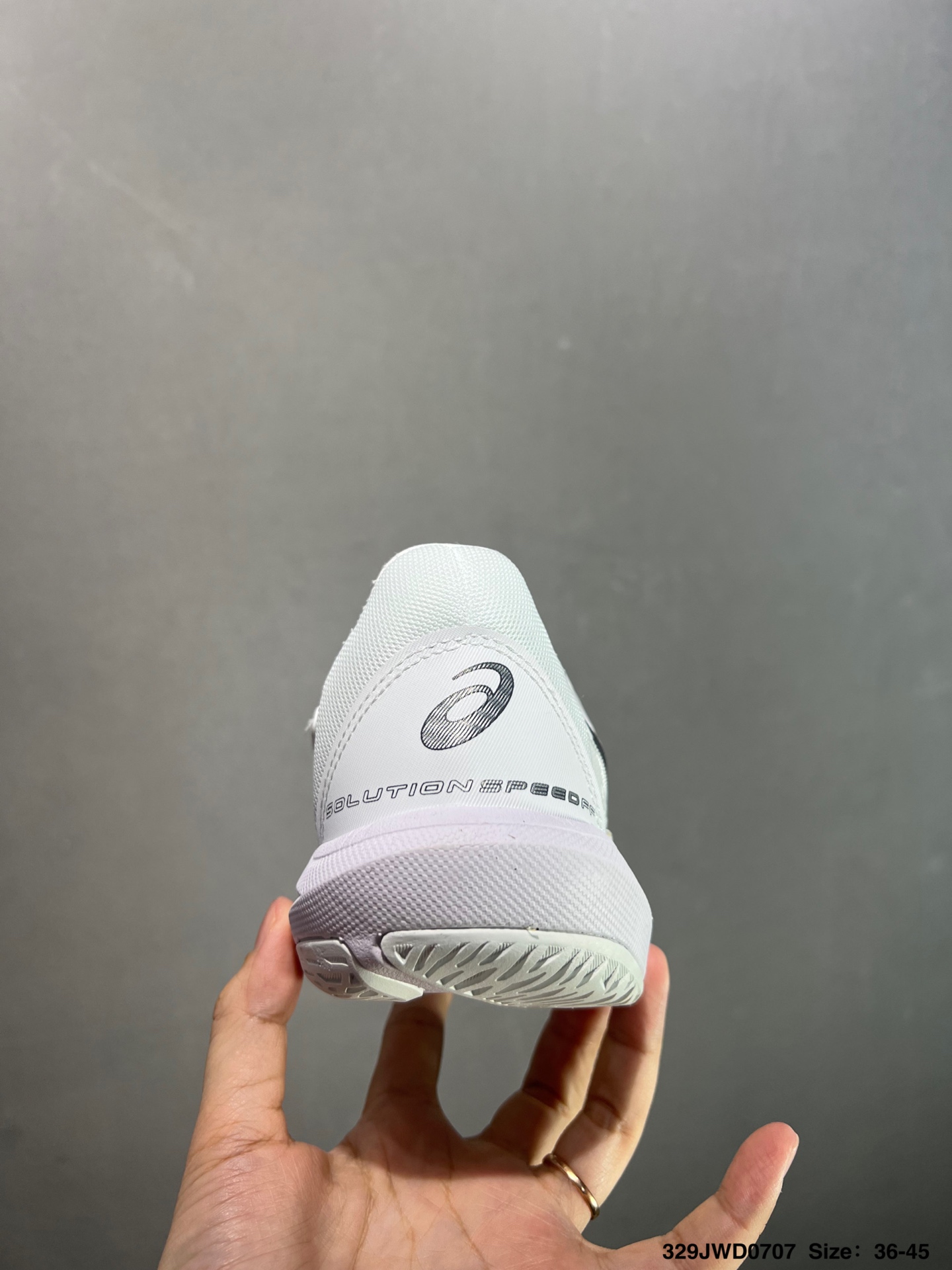 💰160
公司级✅Asics Solution Speed FF 3
亚瑟士轻量速度型网球鞋 DYNAWRAP 技术可提升稳定性 FLYTEFOAM 科技打造轻量缓冲组件 FLYTEFOAM Propel 技术鞋垫可提升吸震与回弹效果 TWISSTRUS 技术可提升速度与变向奔跑动作ASICSGRIP 科技可提升在球场上的抓地力 后足 GEL 缓冲科技可提供出色的避震效果AHAR 橡胶可提升耐用性 
货号：1042A136-405
尺码：39 40 40.5 41 42 42.5 43 44 45
ID：329JWD0707