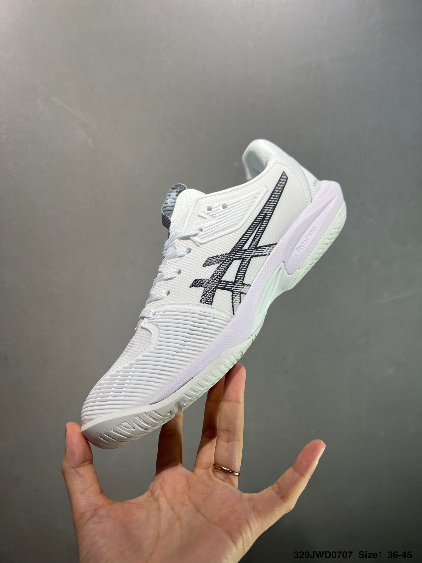 💰160
公司级✅Asics Solution Speed FF 3
亚瑟士轻量速度型网球鞋 DYNAWRAP 技术可提升稳定性 FLYTEFOAM 科技打造轻量缓冲组件 FLYTEFOAM Propel 技术鞋垫可提升吸震与回弹效果 TWISSTRUS 技术可提升速度与变向奔跑动作ASICSGRIP 科技可提升在球场上的抓地力 后足 GEL 缓冲科技可提供出色的避震效果AHAR 橡胶可提升耐用性 
货号：1042A136-405
尺码：39 40 40.5 41 42 42.5 43 44 45
ID：329JWD0707