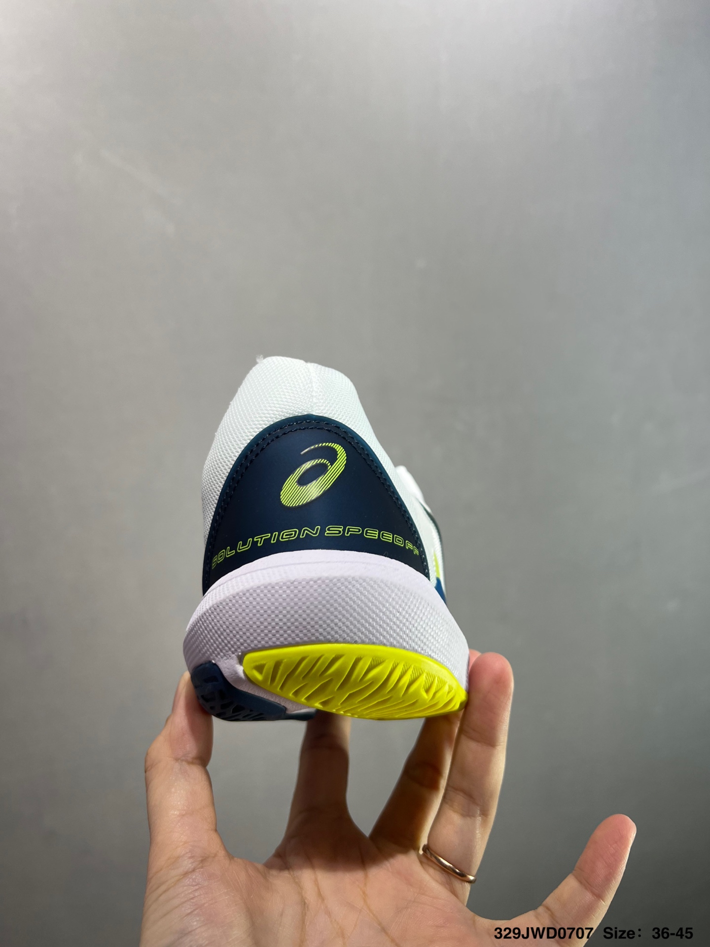 💰160
公司级✅Asics Solution Speed FF 3
亚瑟士轻量速度型网球鞋 DYNAWRAP 技术可提升稳定性 FLYTEFOAM 科技打造轻量缓冲组件 FLYTEFOAM Propel 技术鞋垫可提升吸震与回弹效果 TWISSTRUS 技术可提升速度与变向奔跑动作ASICSGRIP 科技可提升在球场上的抓地力 后足 GEL 缓冲科技可提供出色的避震效果AHAR 橡胶可提升耐用性 
货号：1042A136-405
尺码：39 40 40.5 41 42 42.5 43 44 45
ID：329JWD0707