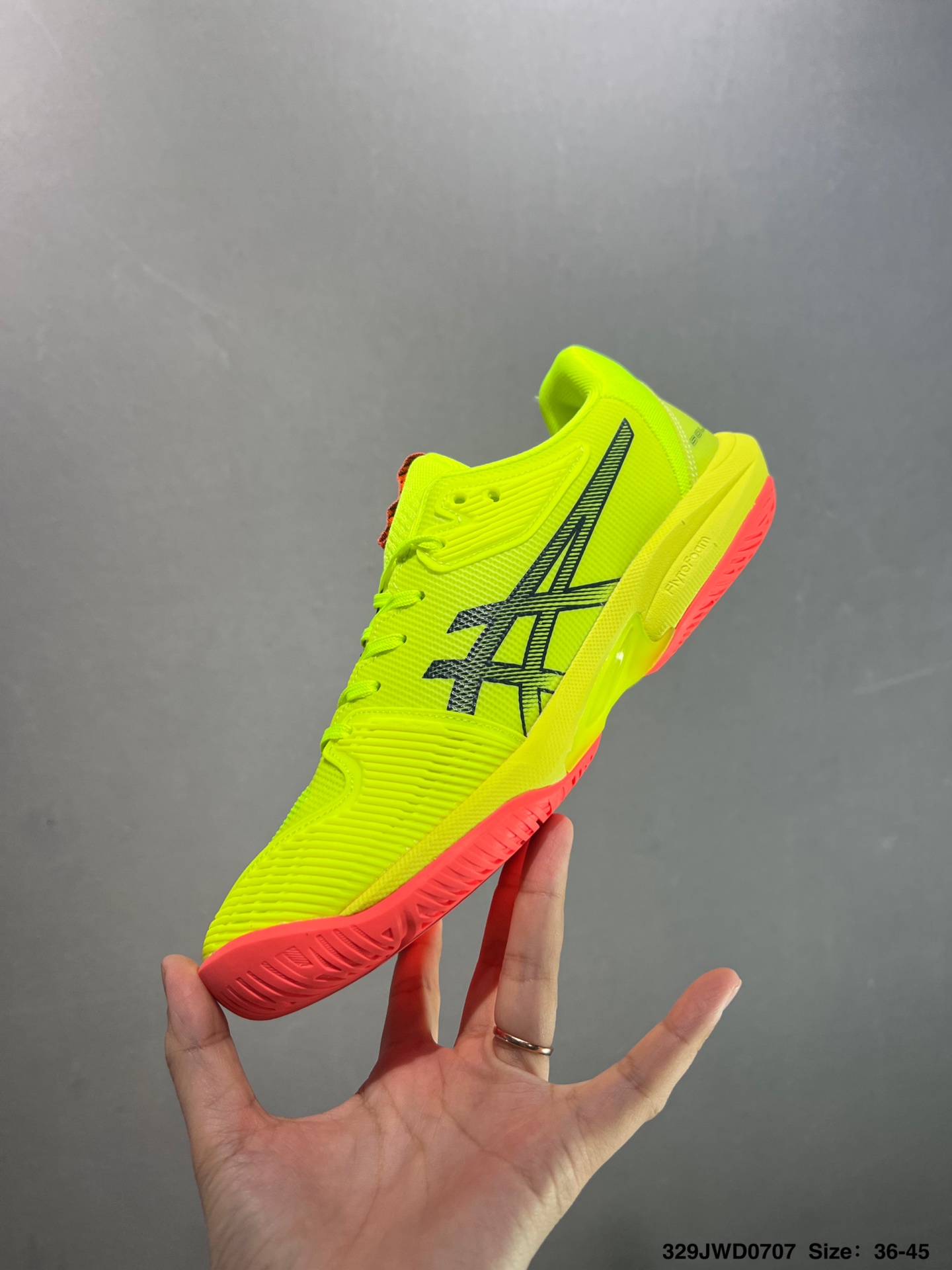 💰160
公司级✅Asics Solution Speed FF 3
亚瑟士轻量速度型网球鞋 DYNAWRAP 技术可提升稳定性 FLYTEFOAM 科技打造轻量缓冲组件 FLYTEFOAM Propel 技术鞋垫可提升吸震与回弹效果 TWISSTRUS 技术可提升速度与变向奔跑动作ASICSGRIP 科技可提升在球场上的抓地力 后足 GEL 缓冲科技可提供出色的避震效果AHAR 橡胶可提升耐用性 
货号：1042A136-405
尺码：39 40 40.5 41 42 42.5 43 44 45
ID：329JWD0707