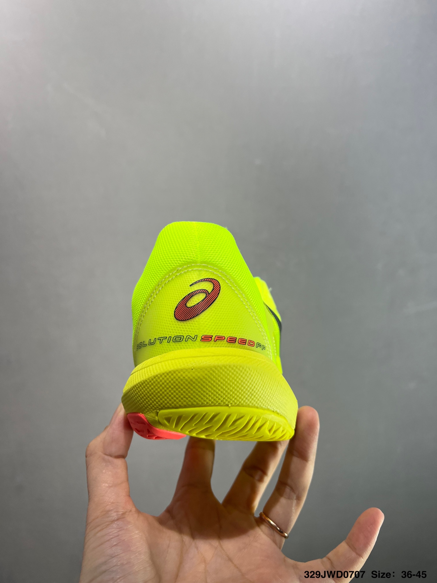 💰160
公司级✅Asics Solution Speed FF 3
亚瑟士轻量速度型网球鞋 DYNAWRAP 技术可提升稳定性 FLYTEFOAM 科技打造轻量缓冲组件 FLYTEFOAM Propel 技术鞋垫可提升吸震与回弹效果 TWISSTRUS 技术可提升速度与变向奔跑动作ASICSGRIP 科技可提升在球场上的抓地力 后足 GEL 缓冲科技可提供出色的避震效果AHAR 橡胶可提升耐用性 
货号：1042A136-405
尺码：39 40 40.5 41 42 42.5 43 44 45
ID：329JWD0707