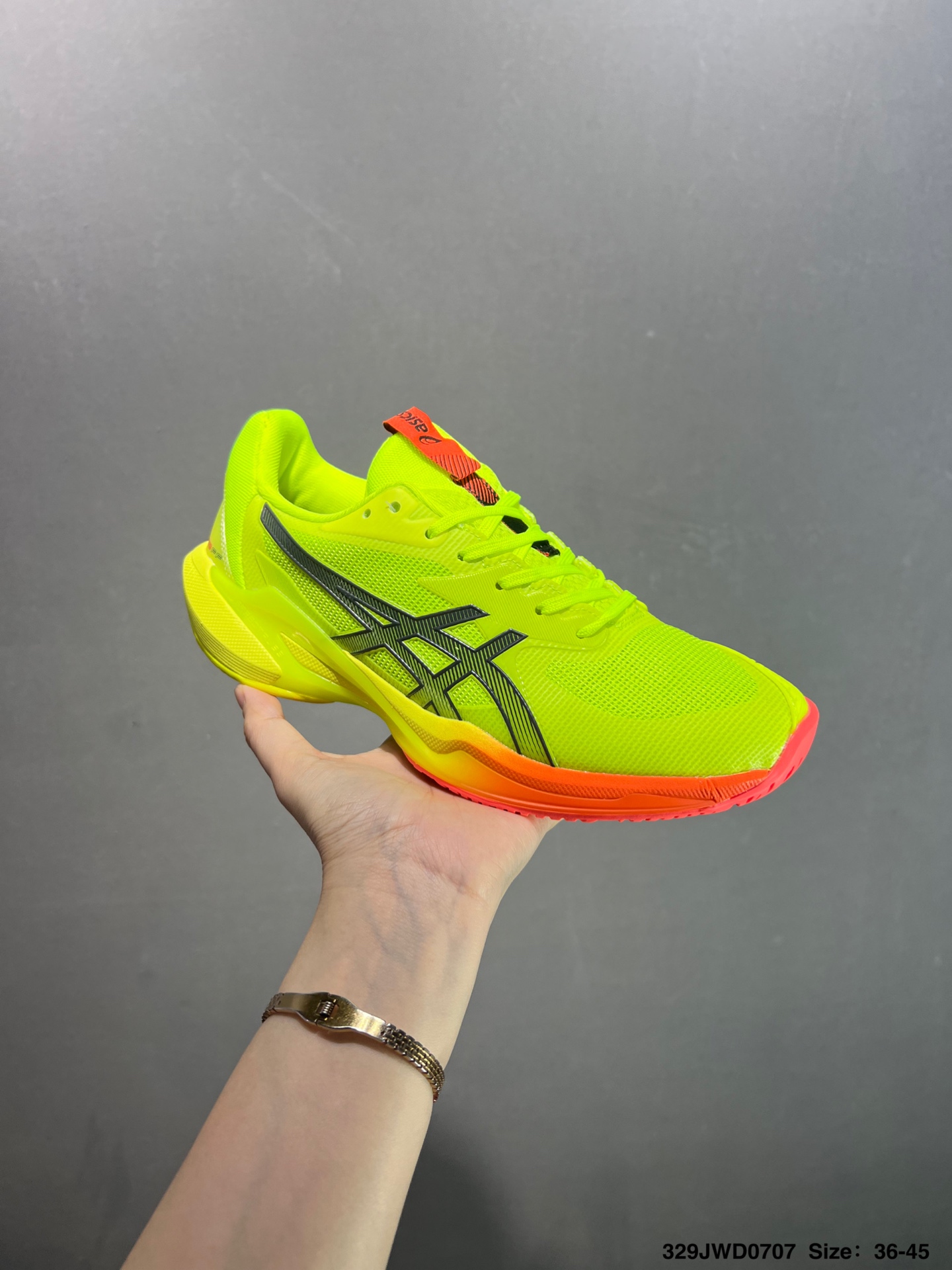 💰160
公司级✅Asics Solution Speed FF 3
亚瑟士轻量速度型网球鞋 DYNAWRAP 技术可提升稳定性 FLYTEFOAM 科技打造轻量缓冲组件 FLYTEFOAM Propel 技术鞋垫可提升吸震与回弹效果 TWISSTRUS 技术可提升速度与变向奔跑动作ASICSGRIP 科技可提升在球场上的抓地力 后足 GEL 缓冲科技可提供出色的避震效果AHAR 橡胶可提升耐用性 
货号：1042A136-405
尺码：39 40 40.5 41 42 42.5 43 44 45
ID：329JWD0707