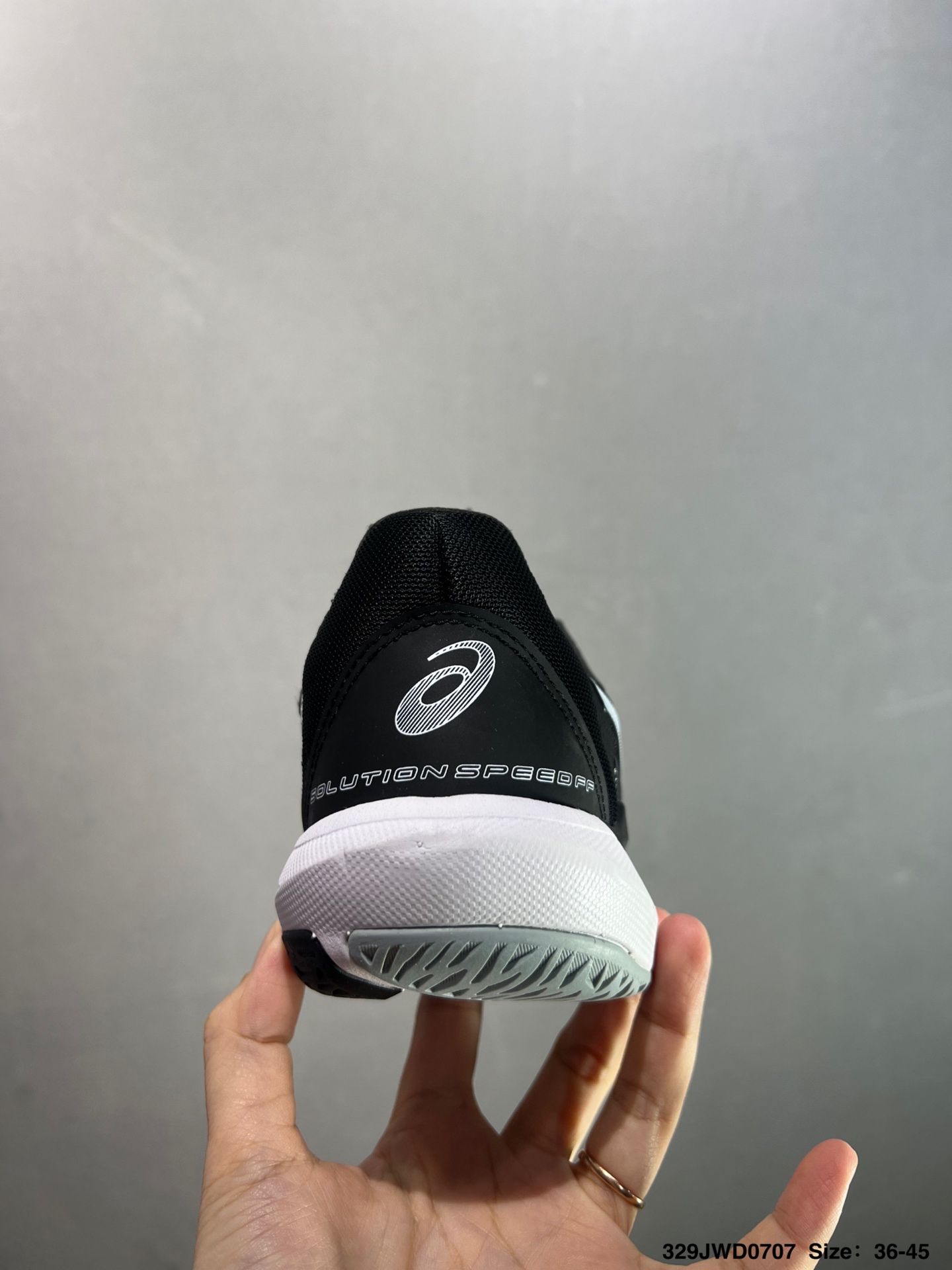 💰160
公司级✅Asics Solution Speed FF 3
亚瑟士轻量速度型网球鞋 DYNAWRAP 技术可提升稳定性 FLYTEFOAM 科技打造轻量缓冲组件 FLYTEFOAM Propel 技术鞋垫可提升吸震与回弹效果 TWISSTRUS 技术可提升速度与变向奔跑动作ASICSGRIP 科技可提升在球场上的抓地力 后足 GEL 缓冲科技可提供出色的避震效果AHAR 橡胶可提升耐用性 
货号：1042A136-405
尺码：39 40 40.5 41 42 42.5 43 44 45
ID：329JWD0707