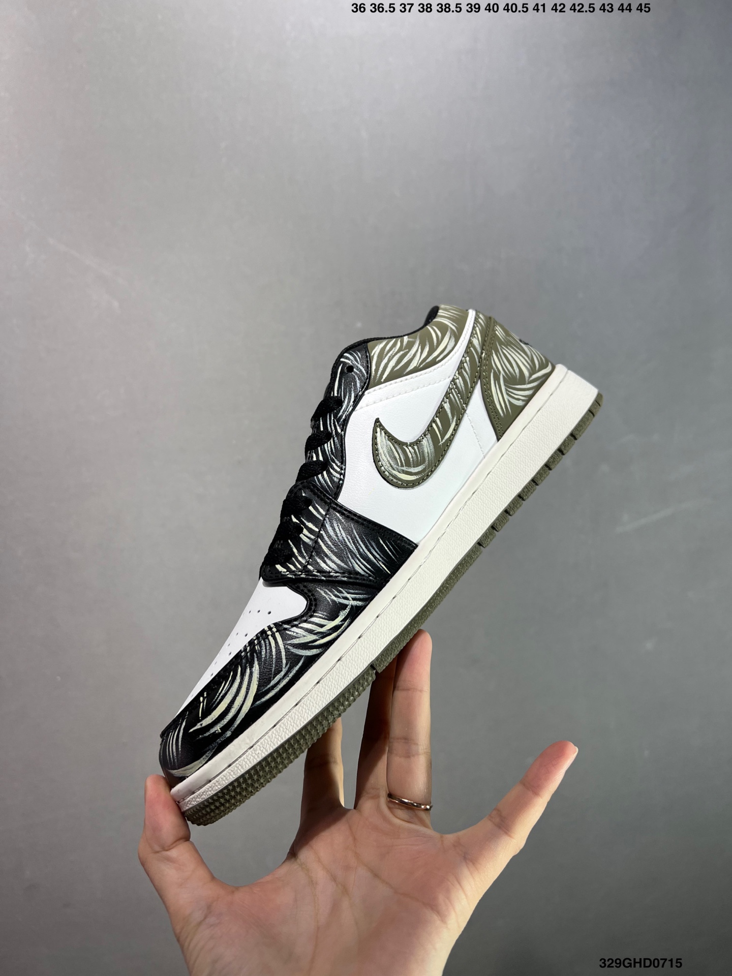 💰230
公司级✅Nike Air Jordan 1 Low
AJ1乔1低帮休闲板鞋 同步官方配色 
原档冲孔鞋头 四线拉帮
鞋舌高弹海绵填充
官方货号:553558 113
Size:36 36.5 37.5 38 38.5 39 40 40.5 41 42 42.5 43 44 45
ID:329GHD0715